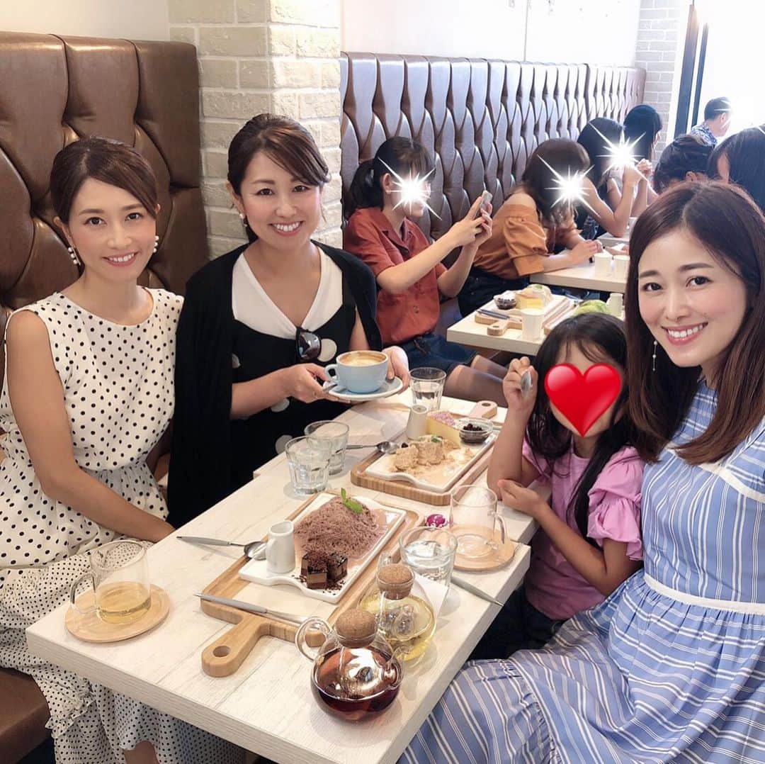 のインスタグラム：「. 「糸かき氷」っていうの、 一度食べてみたい✨ . って事で集合した 新大久保のソウルカフェ。 @seoulcafe_shinokubo  すごい人気店でした！ . 先に出来上がるお茶を飲みながら 待つ事30分くらい？？ . 味も濃厚でなかなか美味しくて◎ 期待していたより味も良かった、 4人でシェアして食べました💛 . 夏休みここを訪れるなら、 11時のオープンと同時がいいかも。 後から行列でしたー。 . . かき氷あり、 5歳も喜ぶ例の帽子の夏バージョンあり(3枚目)笑。 . 実はせがまれた別のスイーツも 買い与えてしまい(←※ここは反省、いや猛省) 新大久保は意外と子供も楽しめました🧒！ . . ただし夏休みど真ん中。 混んでたし、今の時期はやはり暑い！ . 裏道の空いたお店とかは かなりゆっくり出来たので、 こまめな休憩をオススメします👍 . . 突如はじまった娘の だるまさんがころんだ . に付き合ってくれた @sachitakahashi775  @kaori.omura  ありがとう😂💗 . . #新大久保#夏休み#糸かき氷#ソウルカフェ」