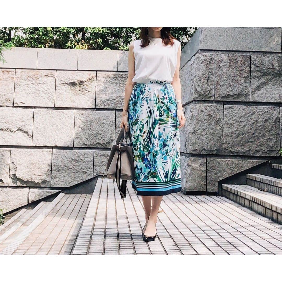 htrkmkのインスタグラム：「・ ・ ネットで見て 一目惚れだった 水彩フラワーのスカート💖 とっても上品で華やかで コーデが一気にお嬢さん風に✨ フランス製のコットンの 滑らかでしなやか、ハリのある生地で とても上質なスカート 百貨店で買ったらそれこそ 3万円位しそうなクオリティです‼︎ ・ ・ トップスをブラウスにすると きちんとし過ぎるので カットソー生地のトップスに。 横にタックが入ってて 肩の根元や二の腕を ふわっと隠してくれるトップスです ・ ・ tops @andme_official @rakuten_fashion  skirt @lialapg @joint_space  bag @bag_hayni  shoes @fabiorusconiofficial ・ ・ ✄----------------------------- #プチプラコーデ #きれいめコーデ #通勤コーデ  #オフィスコーデ #大人女子コーデ #ootd_kob #hotmamatown #ponte_fashion #kaumo_fashion #tagvery #chao_app #locari #ママスタ夏コーデ #mineby3mootd #snapgram_woman #shopstylejp #arine_ootd #ミューズマガジン #멋스타그램 #데일리록 #时尚 #时装 #ユニクロコーデ #ユニクロきれいめ部」