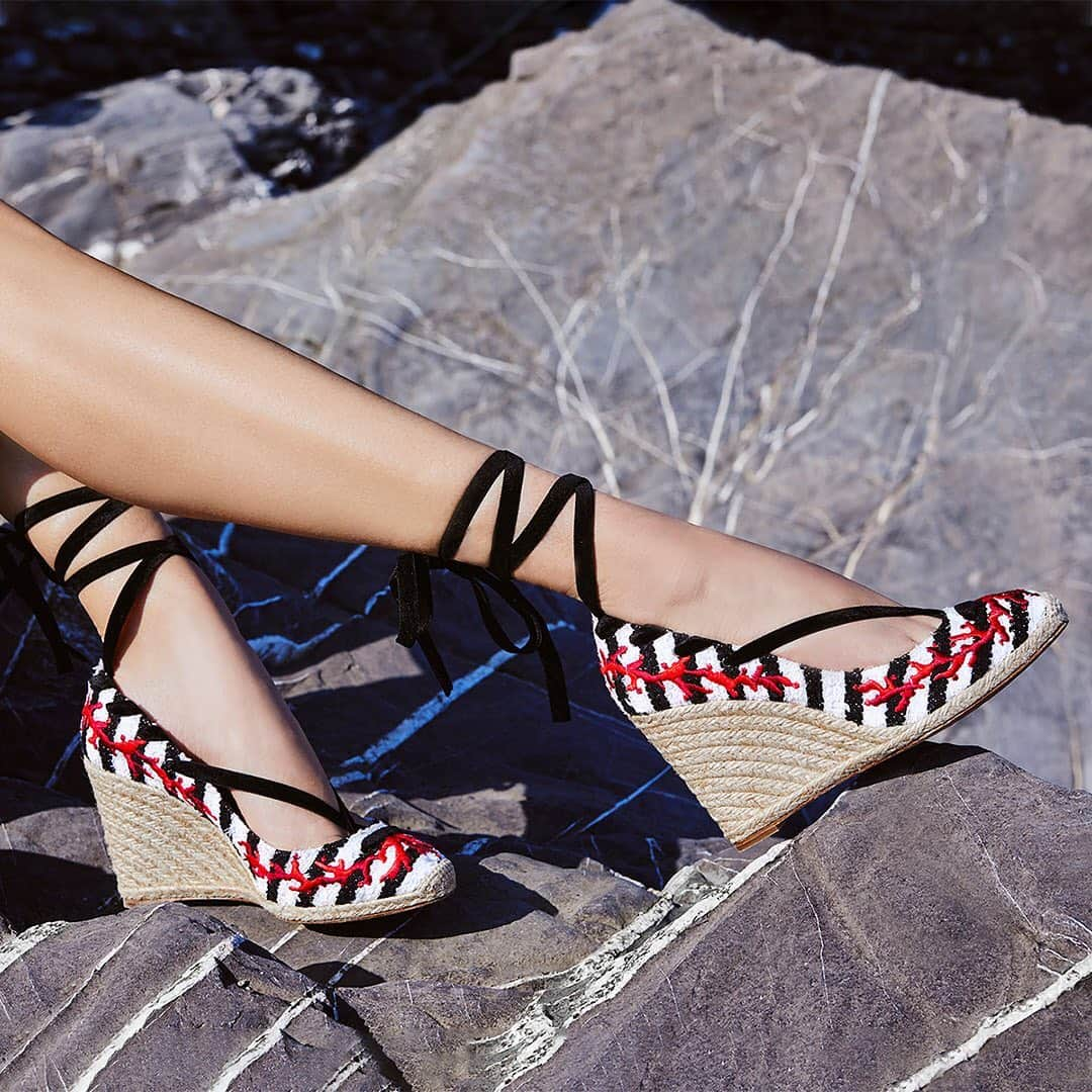 Aquazzuraさんのインスタグラム写真 - (AquazzuraInstagram)「Our Coraline Wedge Espadrilles are made in black and white tweed stripes with a vivid red coral design. Take a look at the Escape Capsule Collection on www.aquazzura.com and in boutique.  #AQUAZZURA #AQUAZZURAEscapes」8月13日 21時57分 - aquazzura