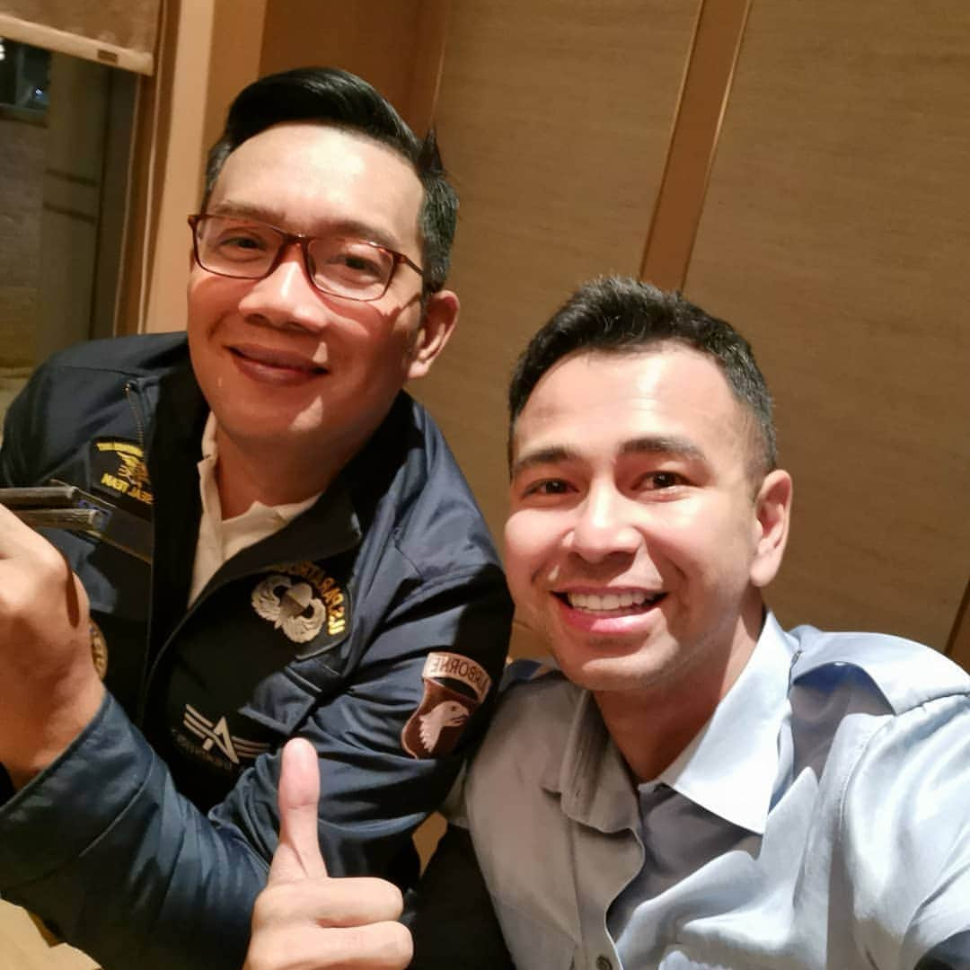 Raffi Ahmadさんのインスタグラム写真 - (Raffi AhmadInstagram)「Beliau adalah Salah satu saksi pernikahanku dan salah satu pemimpin gaul panutanku ,Trimakasih Kang @ridwankamil atas Nasihat dan petuah untuk dunia dan akhiratnya ❤️ Salam untuk Teteh Cinta @ataliapr dan Keluarga 😍」8月13日 21時58分 - raffinagita1717