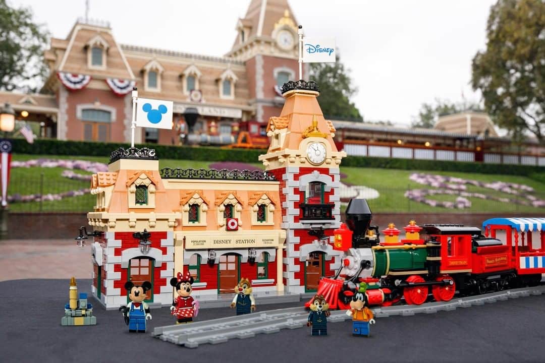 LEGOさんのインスタグラム写真 - (LEGOInstagram)「All aboard! Take a magical journey with the new LEGO Disney Train and Station set, inspired by the iconic trains in Disney theme parks.  @Disneyland @WaltDisneyWorld @DisneySprings」8月13日 22時00分 - lego
