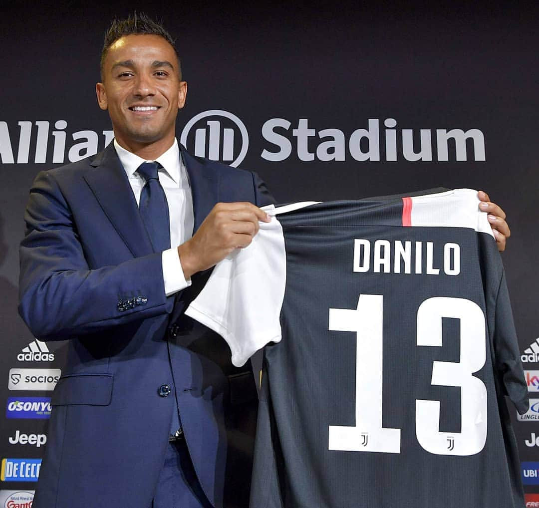 ユヴェントスFCさんのインスタグラム写真 - (ユヴェントスFCInstagram)「Say welcome to our new number 1️⃣3️⃣, @daniluiz2! ⚪⚫ #WelcomeDanilo #LiveAhead」8月13日 22時13分 - juventus