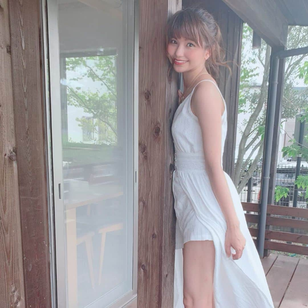 天野なつさんのインスタグラム写真 - (天野なつInstagram)「. 昨日お誕生日を迎えました！！！ . バースデーライブは新曲も初披露とは思えないほど盛り上がって、Ｔシャツも完売して、たくさんプレゼントやお手紙やお花ももらって、もう本当に幸せな１日でした☺️☺️ . ありがとうございました！！ . . そして昨日発表させていただいたんですが、私天野なつ、今年中に上京します！ . この決断もみなさんの前で発表するのも、すごく勇気がいりました。 でも予想以上に暖かい言葉をいただいて、今はやる気しかありません✊ . 伝えたいことたくさんあるんですが、ここに書くととても長くなるのでwブログを見てくれると嬉しいです！ . https://twitter.com/natsu_amano/status/1160921996772798465?s=21 . 26歳の天野なつもよろしくお願いします☺️ .」8月13日 22時07分 - natsu_amano