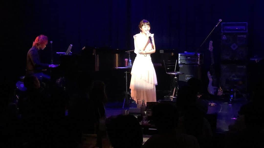 平野綾さんのインスタグラム写真 - (平野綾Instagram)「AYA HIRANO﻿ 1st Musical Concert 2019﻿ 〜Starry✴︎Night〜﻿ ﻿ billboard Osaka﻿ ﻿ ﻿ 2回目の公演は1回目に暖めていただいたこともあり、序盤から飛ばしてました！﻿ ﻿ 今回追悼の意味合いもありますが、アニメ曲であるGod Knows...も会場に合ったアレンジで歌っています。﻿ 音楽的に楽しんでいただけたらと思っていますが、﻿ この回はもう……祭⁈ってくらい盛り上がりました‼️﻿ ミュージシャンとのセッションが物凄く楽しいので、その日その時にしか生まれないグルーヴを感じてみてください！﻿ ﻿ それはもう、アニメだから…とかミュージカルだから……とかの垣根を越えた、音楽なので。﻿ ﻿ ﻿ ストーリーにもあげましたが、この回はウィーンミュージカルメドレーも絶好調✨﻿ あと半日くらいで消えちゃうので、たくさん見てイメージ膨らませてください🌹﻿ ﻿ ﻿ ﻿ #ayahirano1stmusicalconcert2019starrynight #starrynight﻿ #ayahirano #平野綾」8月13日 22時07分 - a_ya.hirano