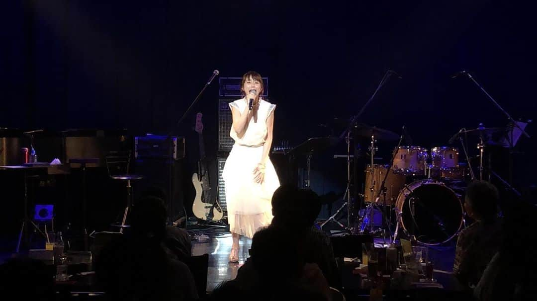 平野綾さんのインスタグラム写真 - (平野綾Instagram)「AYA HIRANO﻿ 1st Musical Concert 2019﻿ 〜Starry✴︎Night〜﻿ ﻿ billboard Osaka﻿ ﻿ ﻿ 2回目の公演は1回目に暖めていただいたこともあり、序盤から飛ばしてました！﻿ ﻿ 今回追悼の意味合いもありますが、アニメ曲であるGod Knows...も会場に合ったアレンジで歌っています。﻿ 音楽的に楽しんでいただけたらと思っていますが、﻿ この回はもう……祭⁈ってくらい盛り上がりました‼️﻿ ミュージシャンとのセッションが物凄く楽しいので、その日その時にしか生まれないグルーヴを感じてみてください！﻿ ﻿ それはもう、アニメだから…とかミュージカルだから……とかの垣根を越えた、音楽なので。﻿ ﻿ ﻿ ストーリーにもあげましたが、この回はウィーンミュージカルメドレーも絶好調✨﻿ あと半日くらいで消えちゃうので、たくさん見てイメージ膨らませてください🌹﻿ ﻿ ﻿ ﻿ #ayahirano1stmusicalconcert2019starrynight #starrynight﻿ #ayahirano #平野綾」8月13日 22時07分 - a_ya.hirano