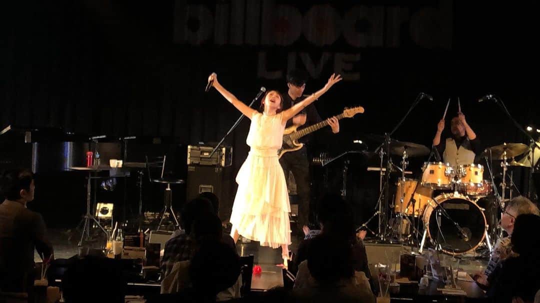 平野綾さんのインスタグラム写真 - (平野綾Instagram)「AYA HIRANO﻿ 1st Musical Concert 2019﻿ 〜Starry✴︎Night〜﻿ ﻿ billboard Osaka﻿ ﻿ ﻿ 2回目の公演は1回目に暖めていただいたこともあり、序盤から飛ばしてました！﻿ ﻿ 今回追悼の意味合いもありますが、アニメ曲であるGod Knows...も会場に合ったアレンジで歌っています。﻿ 音楽的に楽しんでいただけたらと思っていますが、﻿ この回はもう……祭⁈ってくらい盛り上がりました‼️﻿ ミュージシャンとのセッションが物凄く楽しいので、その日その時にしか生まれないグルーヴを感じてみてください！﻿ ﻿ それはもう、アニメだから…とかミュージカルだから……とかの垣根を越えた、音楽なので。﻿ ﻿ ﻿ ストーリーにもあげましたが、この回はウィーンミュージカルメドレーも絶好調✨﻿ あと半日くらいで消えちゃうので、たくさん見てイメージ膨らませてください🌹﻿ ﻿ ﻿ ﻿ #ayahirano1stmusicalconcert2019starrynight #starrynight﻿ #ayahirano #平野綾」8月13日 22時07分 - a_ya.hirano
