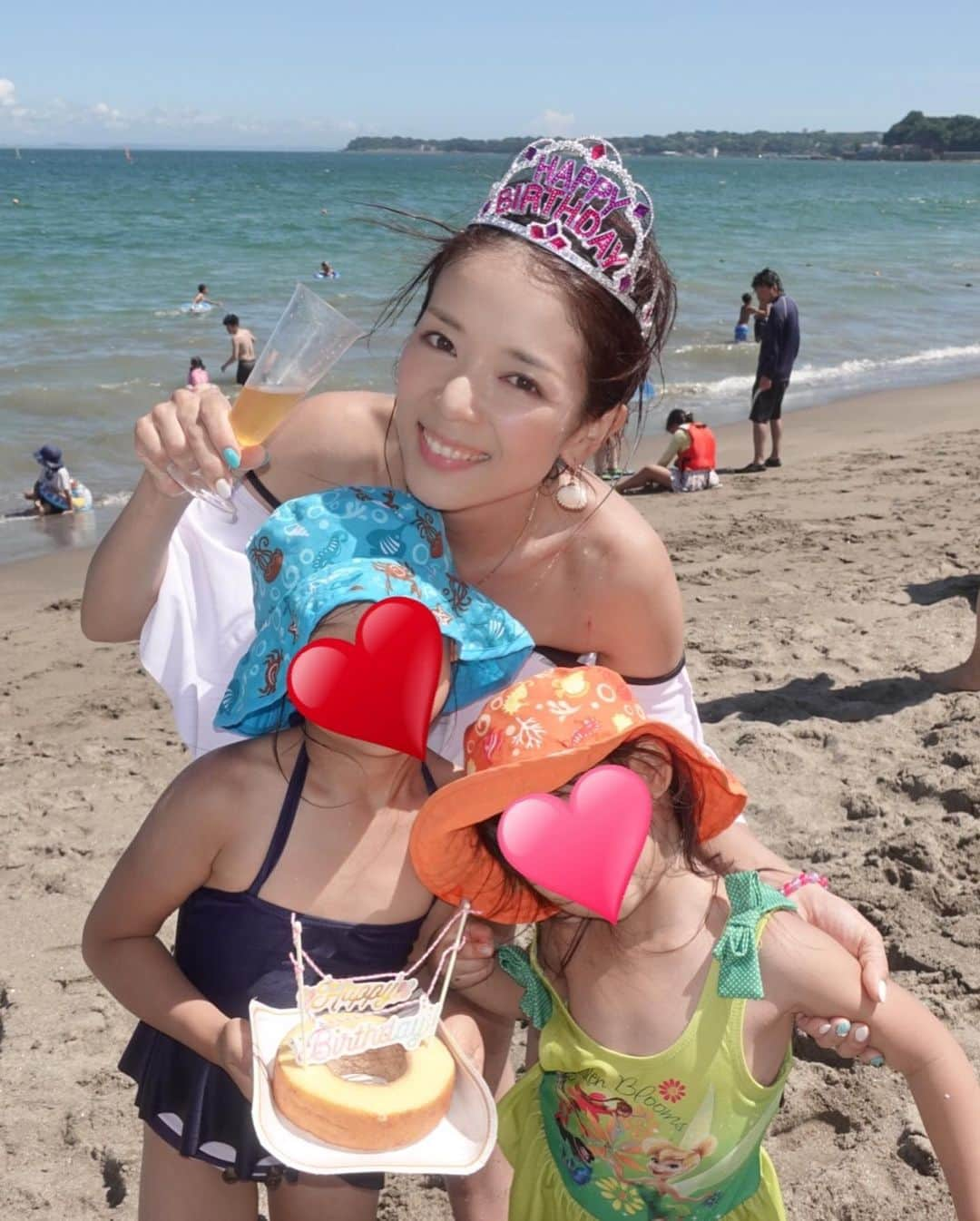 辰巳奈都子さんのインスタグラム写真 - (辰巳奈都子Instagram)「三浦海岸の楽しいおもいで♡ 愛しのなつきさんのバースデーを @g_kasugon と子供達とお祝い🥂 ・ ・ ・せっかく、まぐろきっぷ（京急横浜駅から三崎口までの往復、その他交通、アクテビティ、まぐろがセットのおトクきっぷ）企画だったのに、 ・ ・ ふつうの切符で行って、ふつうにまぐろ食べてしまった。 自分のミスでなにもお得じゃなくて泣きたい。😂 ・ #海 で#ナチュール この上ない#幸せ#❤️ #洗濯機 で#号泣 #お母さん #体験」8月13日 22時10分 - tatsumi_natsuko