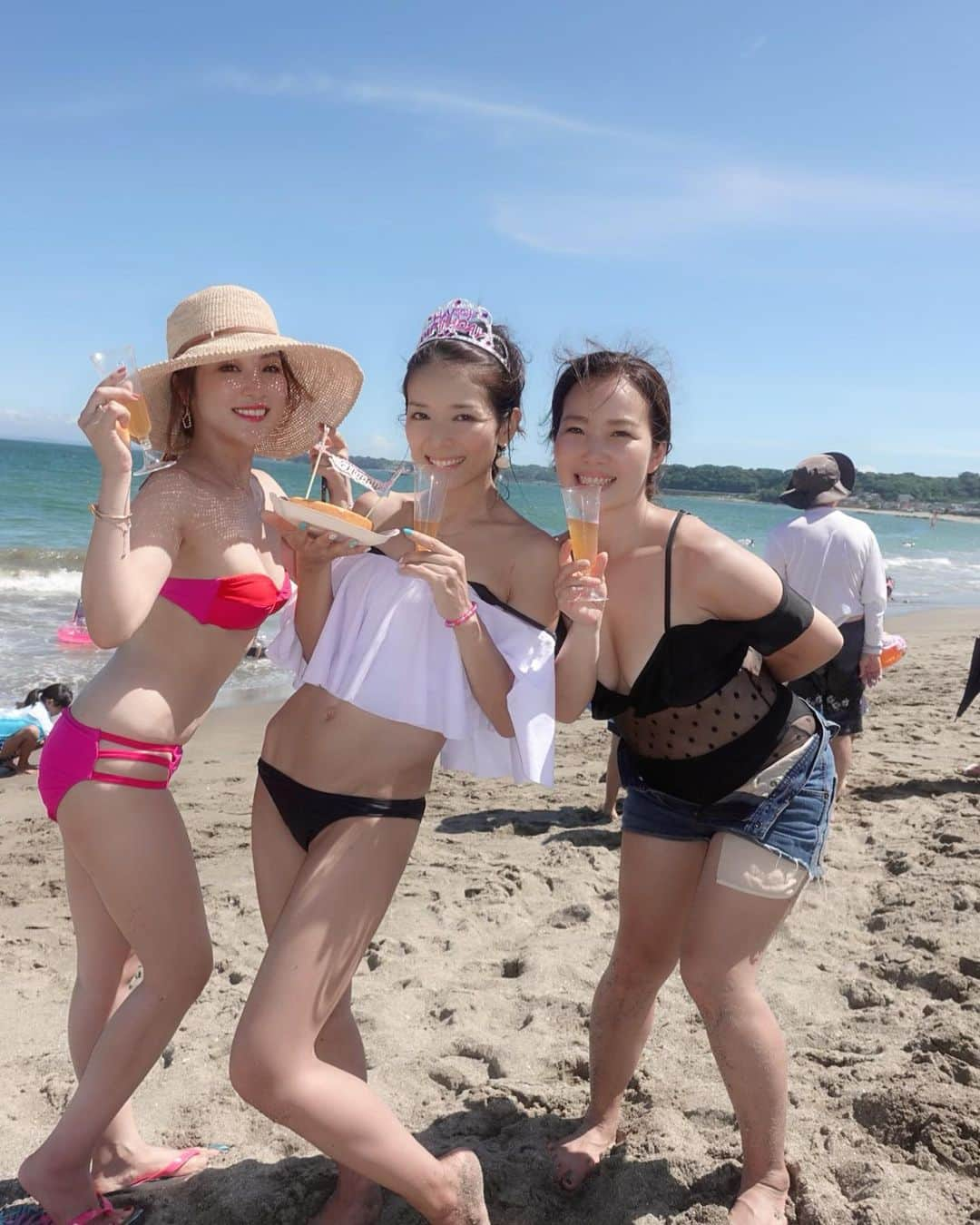 辰巳奈都子さんのインスタグラム写真 - (辰巳奈都子Instagram)「三浦海岸の楽しいおもいで♡ 愛しのなつきさんのバースデーを @g_kasugon と子供達とお祝い🥂 ・ ・ ・せっかく、まぐろきっぷ（京急横浜駅から三崎口までの往復、その他交通、アクテビティ、まぐろがセットのおトクきっぷ）企画だったのに、 ・ ・ ふつうの切符で行って、ふつうにまぐろ食べてしまった。 自分のミスでなにもお得じゃなくて泣きたい。😂 ・ #海 で#ナチュール この上ない#幸せ#❤️ #洗濯機 で#号泣 #お母さん #体験」8月13日 22時10分 - tatsumi_natsuko