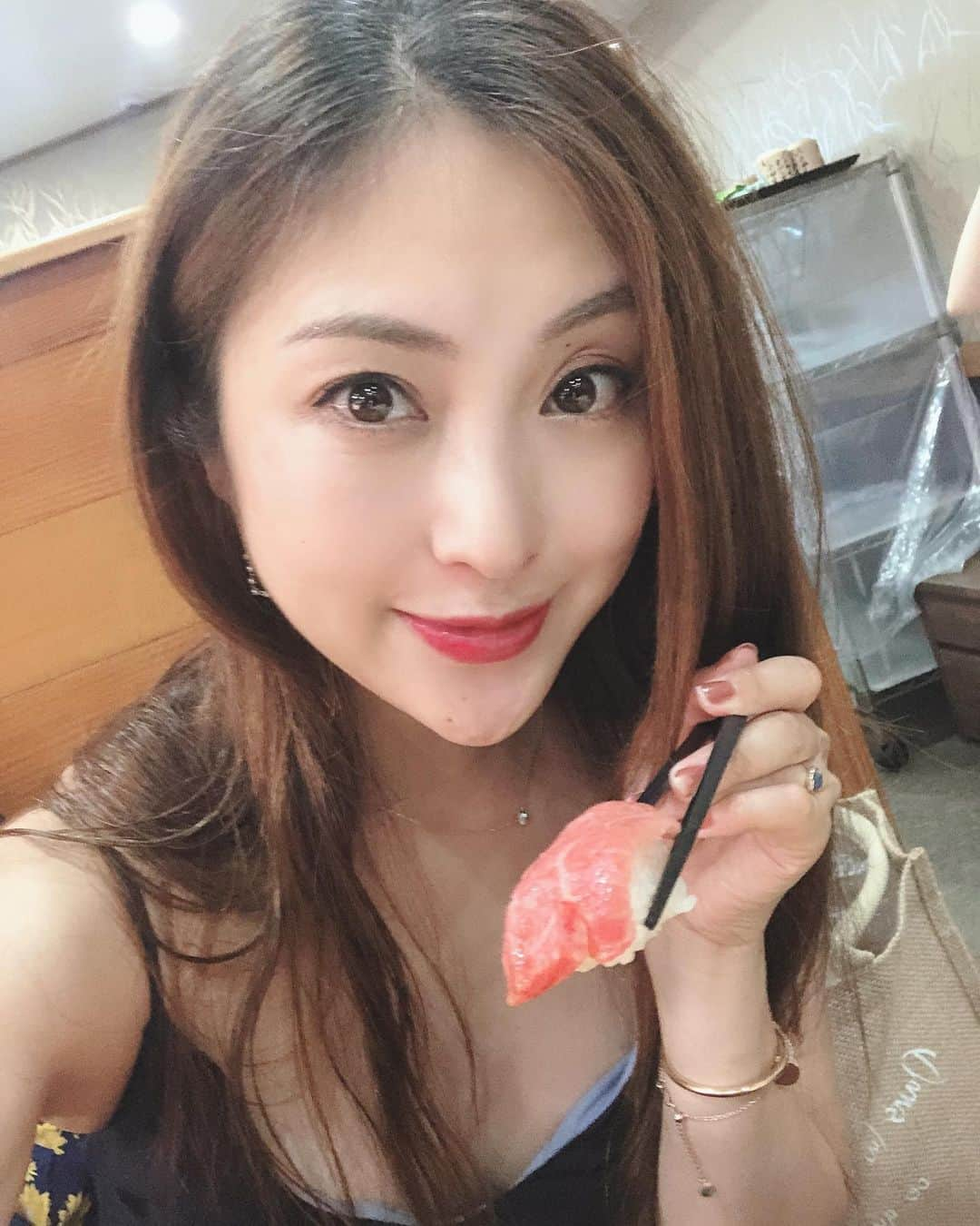 辰巳奈都子さんのインスタグラム写真 - (辰巳奈都子Instagram)「三浦海岸の楽しいおもいで♡ 愛しのなつきさんのバースデーを @g_kasugon と子供達とお祝い🥂 ・ ・ ・せっかく、まぐろきっぷ（京急横浜駅から三崎口までの往復、その他交通、アクテビティ、まぐろがセットのおトクきっぷ）企画だったのに、 ・ ・ ふつうの切符で行って、ふつうにまぐろ食べてしまった。 自分のミスでなにもお得じゃなくて泣きたい。😂 ・ #海 で#ナチュール この上ない#幸せ#❤️ #洗濯機 で#号泣 #お母さん #体験」8月13日 22時10分 - tatsumi_natsuko