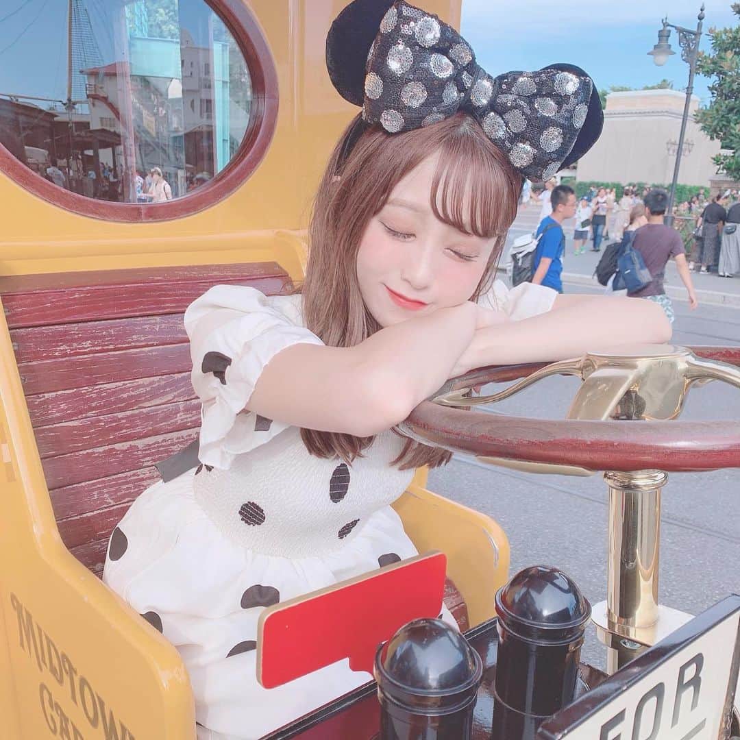 田口未彩のインスタグラム：「❤︎ . . 居眠り運転、、💭 . . #ディズニー #ディズニーランド #ディズニーシー #tdl #tds #ディズニーコーデ #ディズニーカチューシャ #ドットワンピ #ワンピース #ロングワンピ #リトルグリーンマン #マツエク #セミロング #ブラウンカラー #メイク #オレンジメイク #インスタ映え #映え #夏ディズニー #パイレーツ #パイレーツサマー #deisylotte #miumiu #miumiuスニーカー」