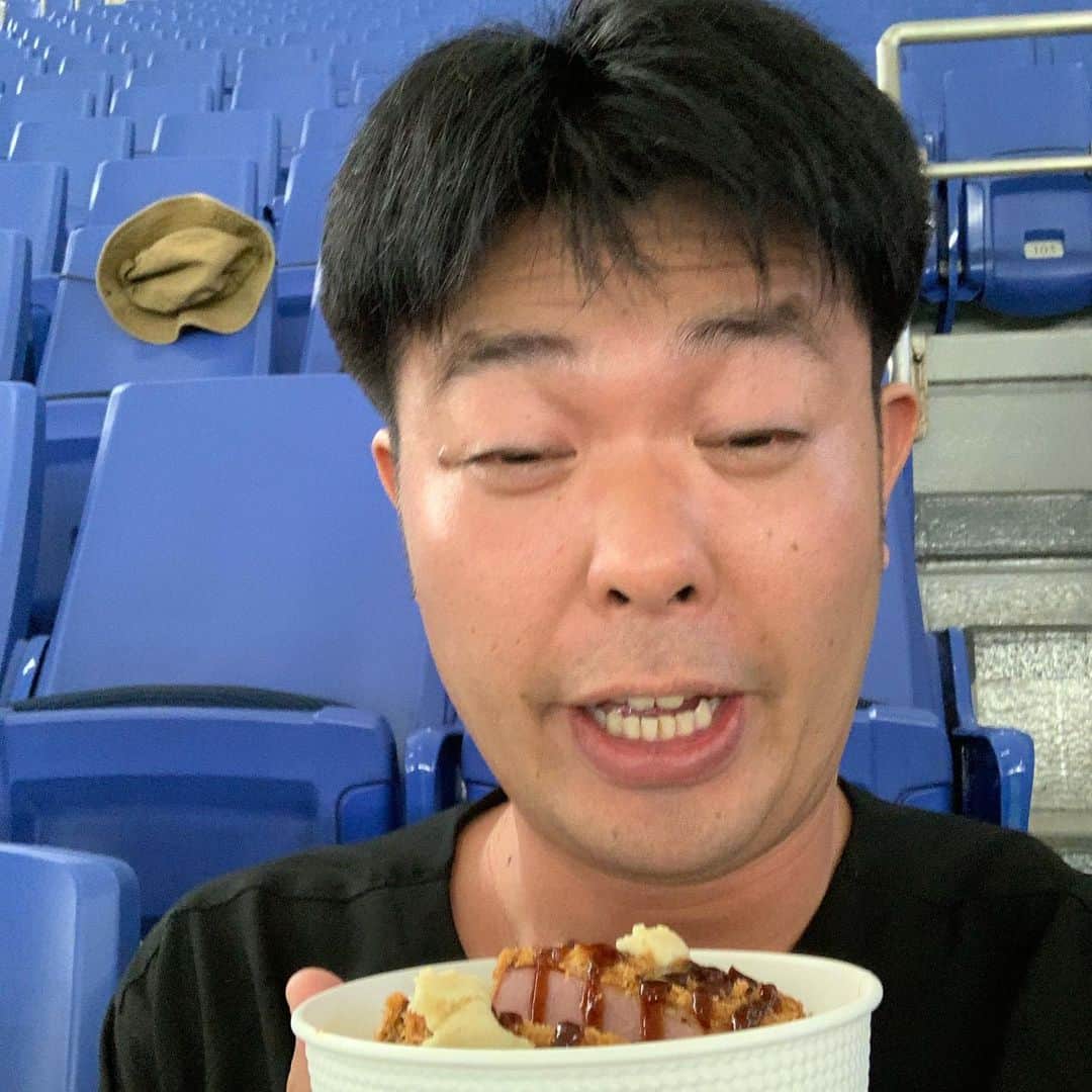 西川晃啓のインスタグラム：「気絶ハムカツ丼 後ろの帽子が気になって気絶  #あるある探検隊#レギュラー#気絶#気絶の日々#ギャグ#東京ドーム#日本ハム#千葉ロッテ#ハムカツ丼#自由席#帽子#席取り#ドーム#涼しい#快適」
