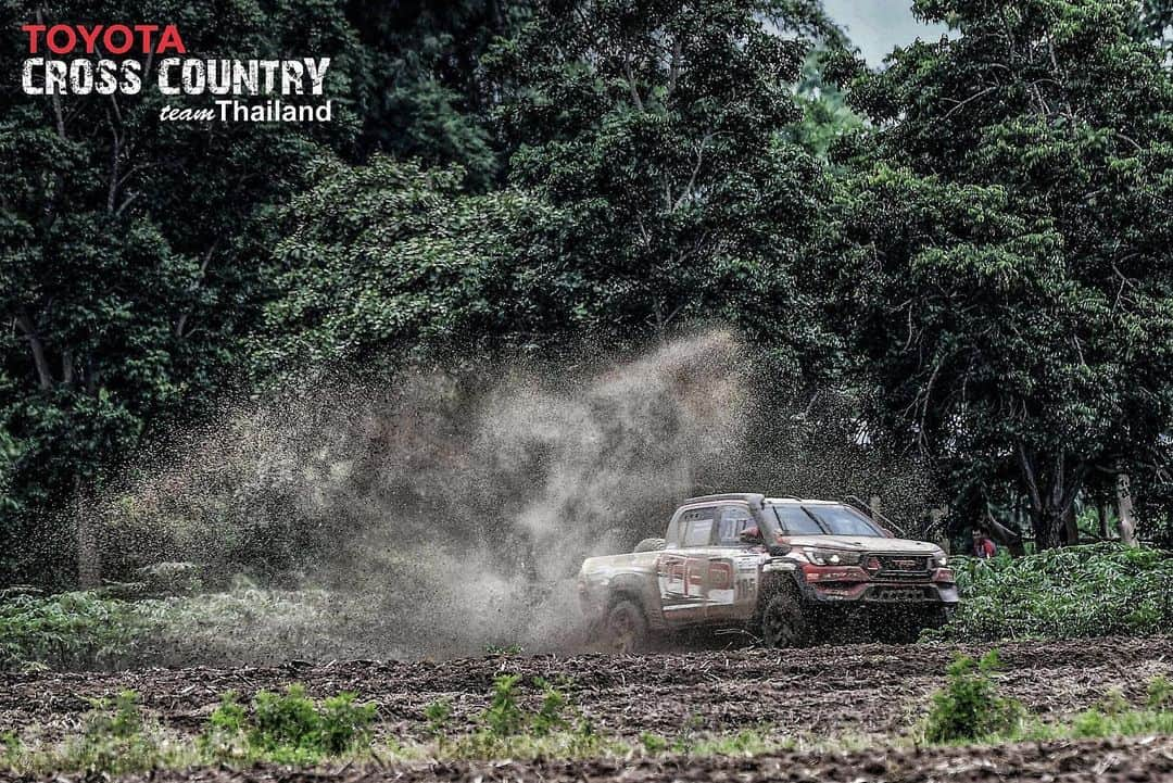 Toyota team thailandさんのインスタグラム写真 - (Toyota team thailandInstagram)「TOYOTA Cross Country team Thailand  วันนี้แข่ง SS3 ระยะทาง 170 กม. รถทั้งสองคันทำเวลาได้ดี โดย Car No.105 มานะทำเวลาเร็วที่สุดเป็นอันดับ 1 ส่วน Car No.111 จรัสทำเวลามาเป็นอันดับ 4 โดยเวลารวมทั้งหมด Car No.105 อยู่อันดับที่ 3 และ Car No.111 อยู่อันดับที่ 4 ครับผม เป็นกำลังใจให้ TOYOTA Cross Country team Thailand x Hilux Revo 2 คัน ลงแข่งแรลลี่รายการใหญ่ Asia Cross Country Rally 2019 เส้นทางไทย-พม่า กว่า 2,300 กม. (พัทยา-นครนายก-กำแพงเพชร-แม่สอด-พะอาน-เนปิดอว์) วันที่ 10-16 สิงหาคมนี้ Car No.105: มานะ พรศิริเชิด // กิตติศักดิ์ กลิ่นจันทร์ Car No.111: จรัส แจ้งกมลกุลชัย // ชูพงศ์ ไชยวรรณ โดยมีรถเข้าร่วมรายการทั้งหมด 34 คัน จากทีมแข่ง 8 สัญชาติ #อยากเห็นคนไทยหัวใจมอเตอร์สปอร์ต #TeamWork #TOYOTAteamThailand #CheerThai #ThaiPride #ไม่เชียร์ไทยแล้วจะเชียร์ใคร #แข่งรถ #นักแข่ง #ทีมคนไทย #Car #RaceCar #Racing #Revo #CrossCountry #Rally」8月13日 22時22分 - toyotagazooracingteamthailand