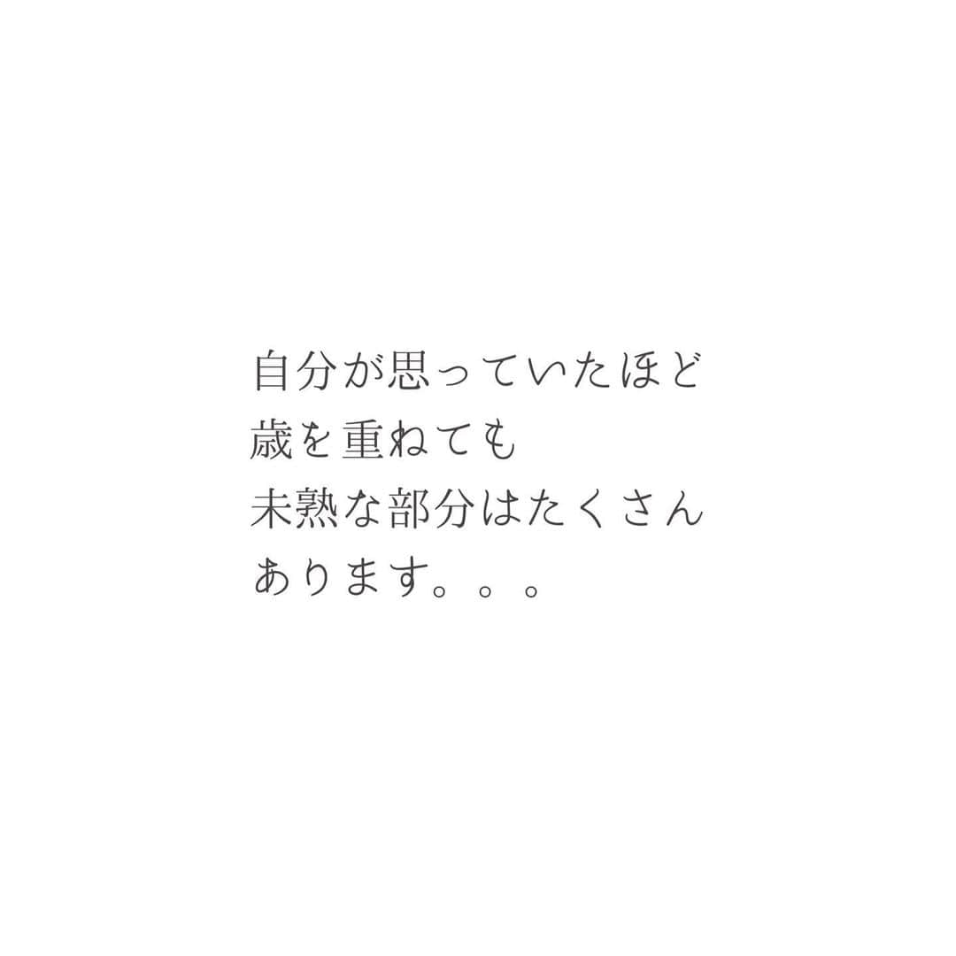 瀧本真奈美さんのインスタグラム写真 - (瀧本真奈美Instagram)「. こんばんは♡ . . 今日はもう少しラクに 付き合うお話です☺︎ . . お盆の時期、義理のご両親宅に 行かれる方もきっと多いかと思います。 . . アメブロのトピックスには 年中、姑批判が絶えないので ストレスを溜められている方も 多いかと思いますが。。。 . . 自分が姑世代になって初めてわかるのは 昔、想像していたより まだまだ全然未熟だということです^^; . . だからむしろ 姑だからこうあるべきとかをなくして まだ成長中の人として 単純に付き合ってもらえたら お互いもう少しラクに なるんじゃないかなぁ♡なんて思ったりします☺︎ . . 私も若い頃 とてつもなく苦手だった 前夫のお姑さん。。。 姑じゃなくなって10年後に 会った時には普通の感情で 穏やかに話せました。 . . もちろん離れたからもありますが もしかしたら姑だからと構え過ぎて たのかなと、その時にふと 気付きました☺︎ . . ◎構え過ぎず ◎ありがとうを忘れず ◎いいところを見つける ◎嫌なところがあっても お互い成長中と考える . . こんな風にできたら きっと自分ストレスも 減るんじゃないかな♡ . . 今日も一日お疲れ様でした☺︎ . . ———————————— . . ✏︎ブログがAmebaオフィシャル になりました♡ . . 本日の記事は 【リピ確定】便利＆使用感抜群の掃除グッズ です☺︎ よろしければプロフィールより ご覧ください♡ . . ✳︎✳︎✳︎✳︎✳︎✳︎✳︎✳︎✳︎✳︎ . more pic ⬇️ @takimoto_manami . . ✳︎✳︎✳︎✳︎✳︎✳︎✳︎✳︎✳︎✳︎ . . #暮らしの記録 #家族 #お盆 #義実家 #ストレス #ストレスコントロール #自分リセット #姑 #嫁姑問題 #構えすぎ #肩の力を抜く #自然体 #優しい暮らし #成長 #完璧な人間はいない #ラクに暮らすコツ #優しい暮らし #年代を超えてみんなで成長できたら素敵ですよね♡」8月13日 22時15分 - takimoto_manami