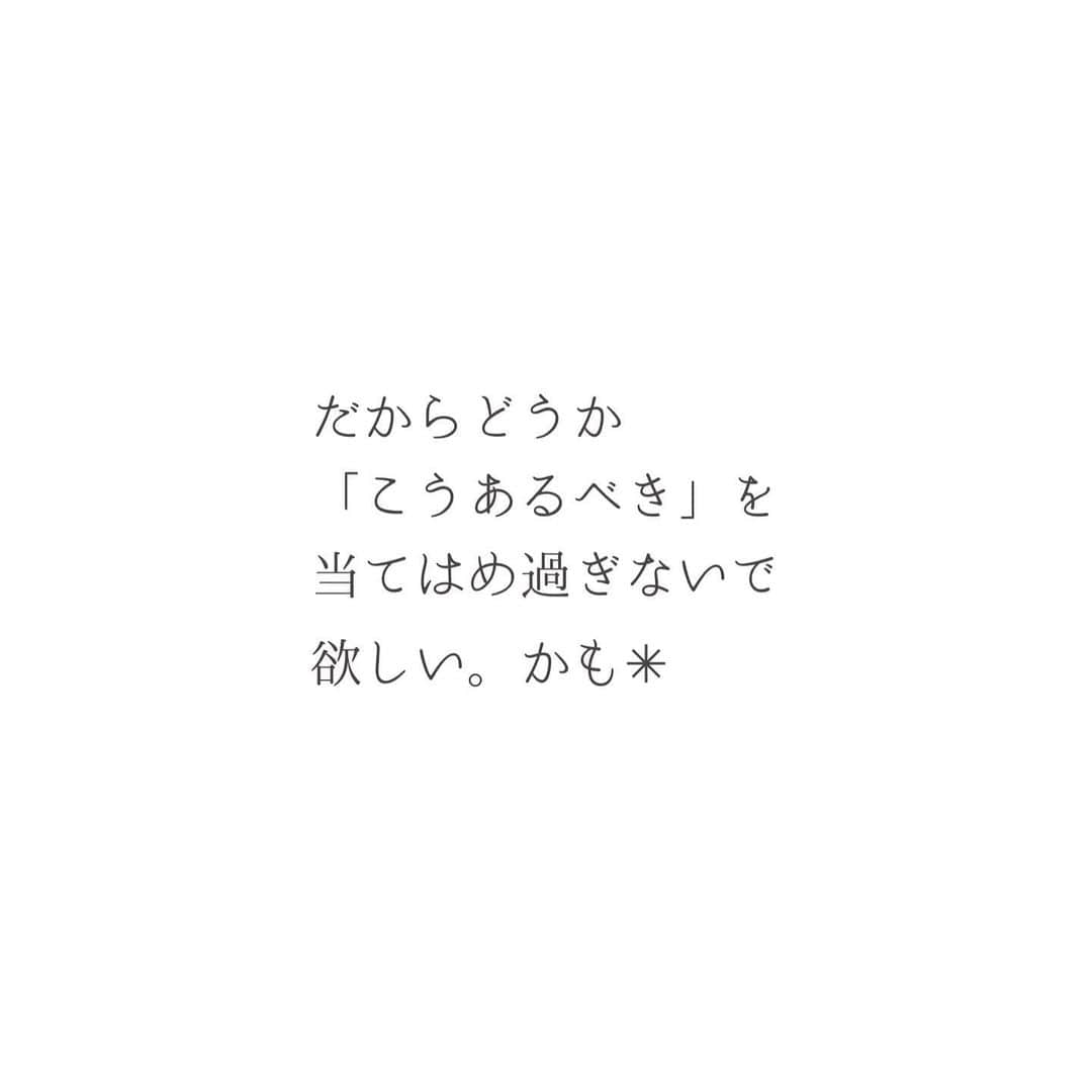 瀧本真奈美さんのインスタグラム写真 - (瀧本真奈美Instagram)「. こんばんは♡ . . 今日はもう少しラクに 付き合うお話です☺︎ . . お盆の時期、義理のご両親宅に 行かれる方もきっと多いかと思います。 . . アメブロのトピックスには 年中、姑批判が絶えないので ストレスを溜められている方も 多いかと思いますが。。。 . . 自分が姑世代になって初めてわかるのは 昔、想像していたより まだまだ全然未熟だということです^^; . . だからむしろ 姑だからこうあるべきとかをなくして まだ成長中の人として 単純に付き合ってもらえたら お互いもう少しラクに なるんじゃないかなぁ♡なんて思ったりします☺︎ . . 私も若い頃 とてつもなく苦手だった 前夫のお姑さん。。。 姑じゃなくなって10年後に 会った時には普通の感情で 穏やかに話せました。 . . もちろん離れたからもありますが もしかしたら姑だからと構え過ぎて たのかなと、その時にふと 気付きました☺︎ . . ◎構え過ぎず ◎ありがとうを忘れず ◎いいところを見つける ◎嫌なところがあっても お互い成長中と考える . . こんな風にできたら きっと自分ストレスも 減るんじゃないかな♡ . . 今日も一日お疲れ様でした☺︎ . . ———————————— . . ✏︎ブログがAmebaオフィシャル になりました♡ . . 本日の記事は 【リピ確定】便利＆使用感抜群の掃除グッズ です☺︎ よろしければプロフィールより ご覧ください♡ . . ✳︎✳︎✳︎✳︎✳︎✳︎✳︎✳︎✳︎✳︎ . more pic ⬇️ @takimoto_manami . . ✳︎✳︎✳︎✳︎✳︎✳︎✳︎✳︎✳︎✳︎ . . #暮らしの記録 #家族 #お盆 #義実家 #ストレス #ストレスコントロール #自分リセット #姑 #嫁姑問題 #構えすぎ #肩の力を抜く #自然体 #優しい暮らし #成長 #完璧な人間はいない #ラクに暮らすコツ #優しい暮らし #年代を超えてみんなで成長できたら素敵ですよね♡」8月13日 22時15分 - takimoto_manami