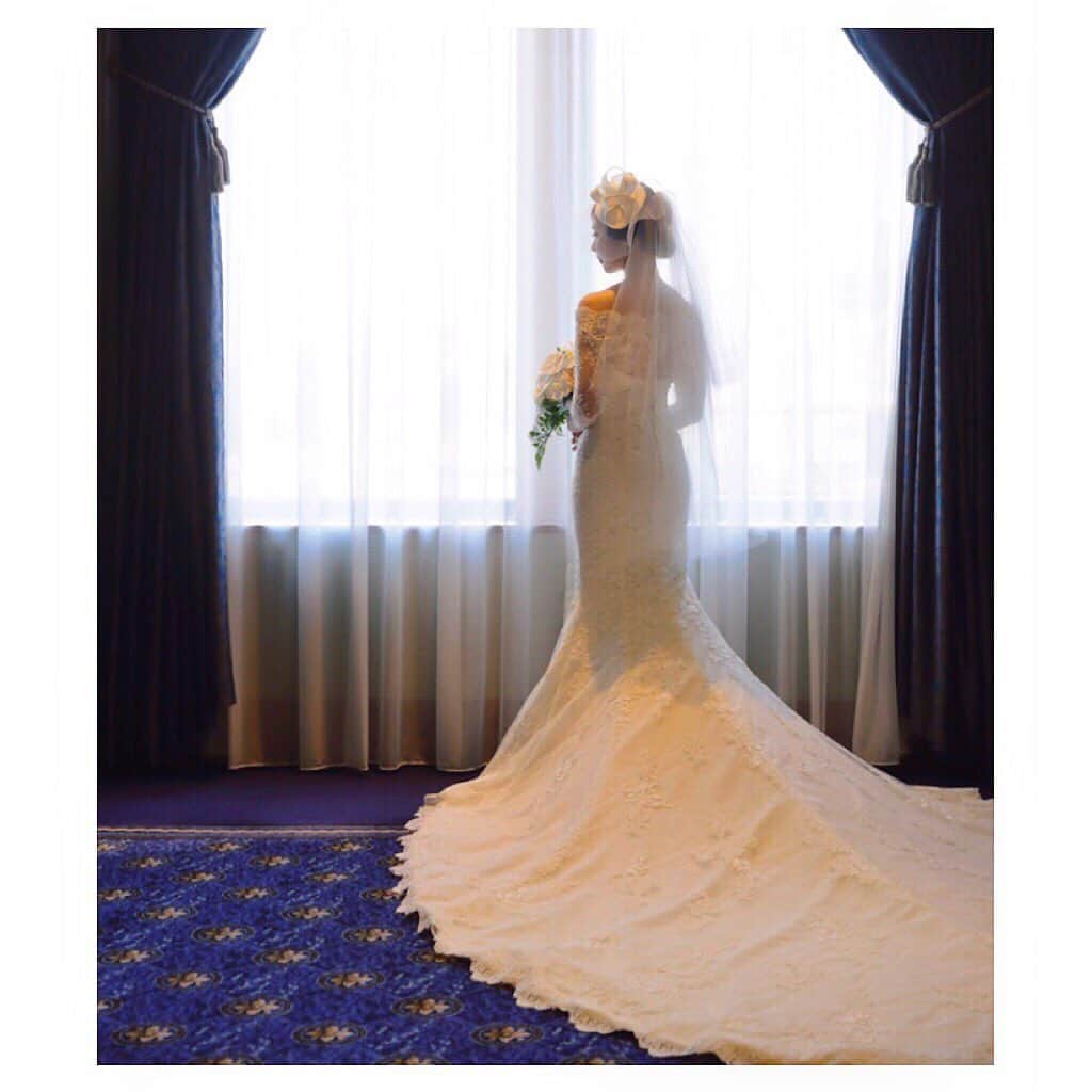 のインスタグラム：「結婚式投稿 おしまい ☻♡ 馬車に乗るのもあって クラシカルな ロイヤルウェディングみたいなイメージにしようと決め ドレスや小物を選びました◎ ウェスティンのブルーが ほんとにほんとにすきだった🙈♥︎ 挙式のあと 馬車に乗ってぐるっと1周したのですが 記念撮影でお馬さんが主人に顔を寄せてきて 可愛かったです☺️✨ ・ dress. #pronovias  shoes. #badgleymischka  pierce. #mikimoto ・ ・ ・ #挙式 #結婚式 #披露宴 #花嫁 #ウェスティンホテル東京 #馬車 #クラシカルウェディング #プロノビアス #ミキモト #バッジェリーミシュカ #ウェスティン花嫁」