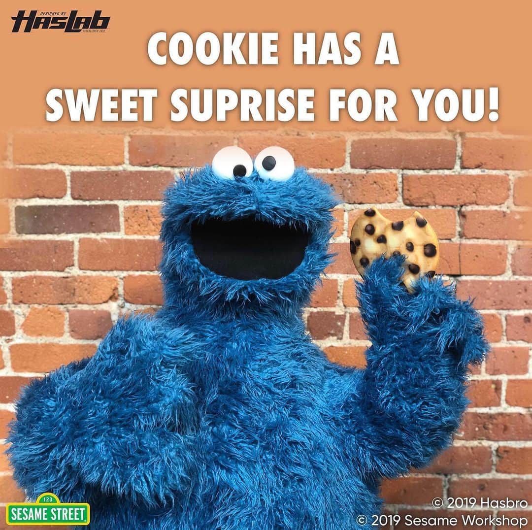Hasbroさんのインスタグラム写真 - (HasbroInstagram)「No Cookie Monster would be complete without a COOKIE to go along with it! HASLAB Cookie Monster Replica comes with a plush chocolate chip cookie (so it won’t spoil) for Cookie Monster to pose with and munch. “Om nom nom!”」8月13日 22時31分 - hasbro