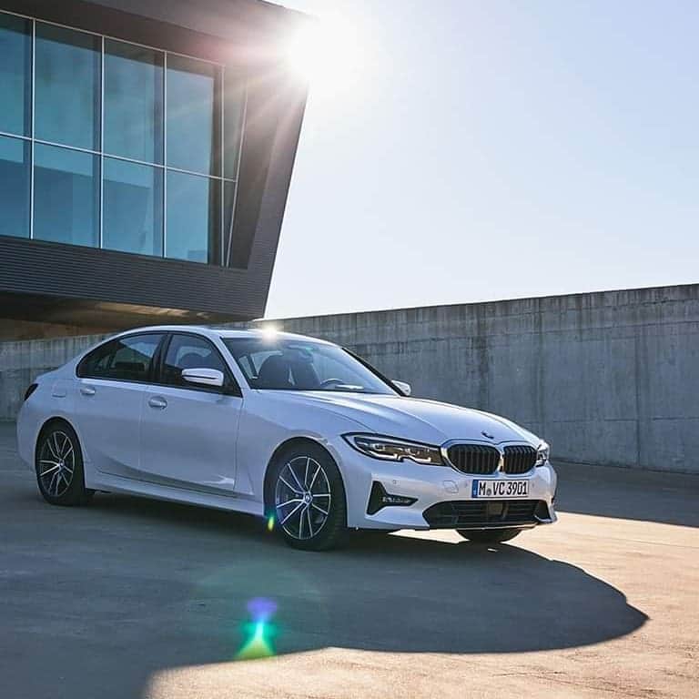 BMW Thailandさんのインスタグラム写真 - (BMW ThailandInstagram)「The All-New BMW 3 Series. โดดเด่นอย่างลงตัวกว่าที่เคย ทั้งรูปลักษณ์ดีไซน์ภายนอกที่ปราดเปรียวและแฝงความเจ๋งด้วยเทคโนโลยีจากข้างใน  พร้อมให้คุณได้สัมผัสได้แล้ววันนี้ ที่ผู้จำหน่ายฯอย่างเป็นทางการทั่วประเทศ  #BMW #BMWTH #BMW3Series」8月13日 22時31分 - bmwthailand
