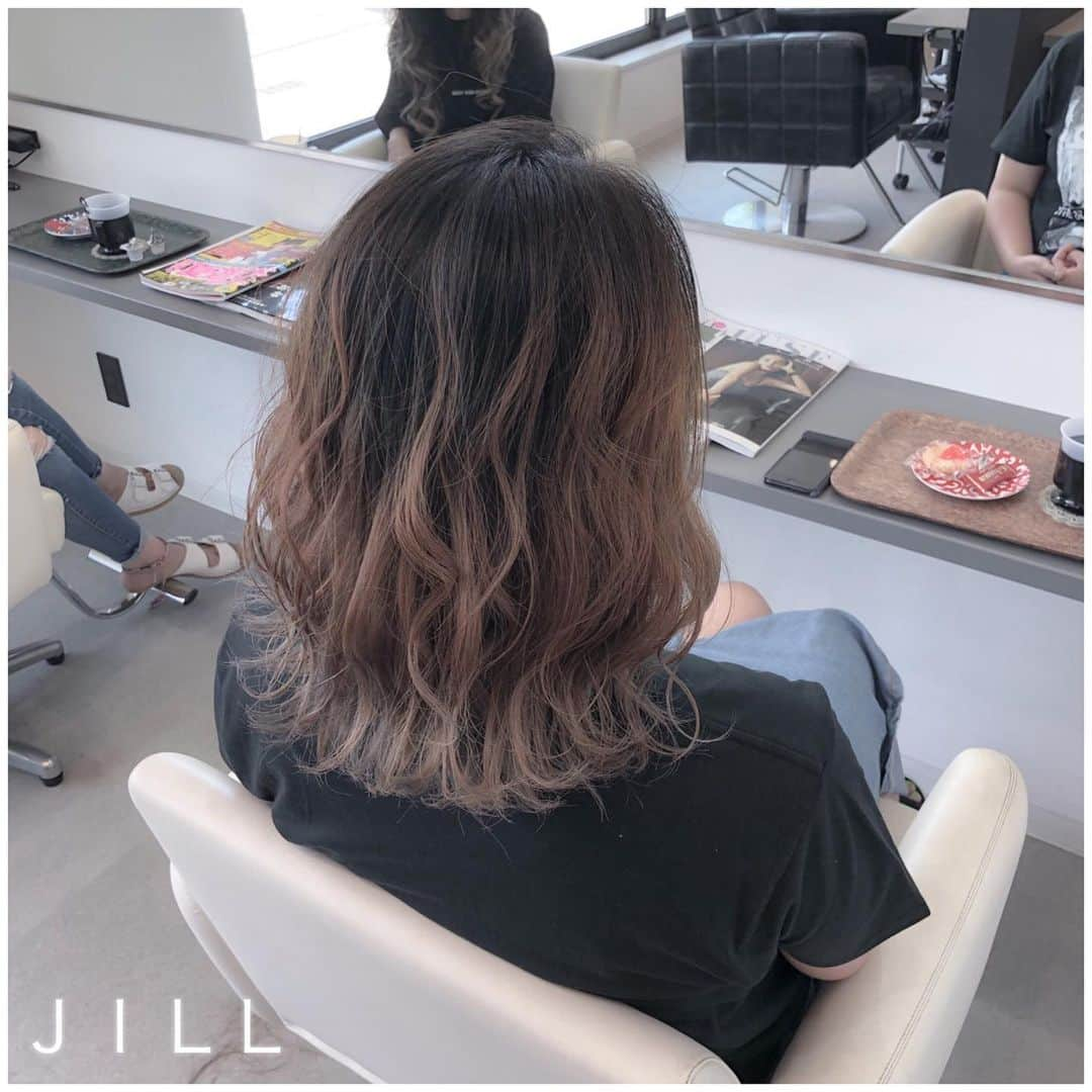 ハナフサユウスケさんのインスタグラム写真 - (ハナフサユウスケInstagram)「ミディアムグラデ♪ ＊ ＊ #hairarrange#アレンジ#ヘアアレンジ#ヘアセット#美容室#美容師#姫路#岡山#赤穂#簡単アレンジ#ミディアムヘア#ヘアアレンジ動画#セルフアレンジ#インナーカラー#haircolor#サロンモデル#サロモ#撮影#ハイライト#グラデーション#外国人風カラー#グレージュ#ボブ#グレーアッシュ#ブリーチ#ムラシャン#ハイトーン#美容学生」8月13日 22時23分 - yusuke8723