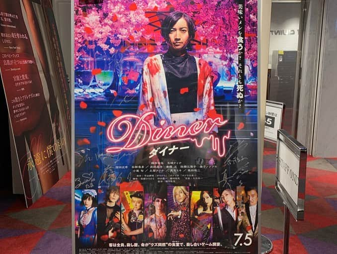 中村里砂さんのインスタグラム写真 - (中村里砂Instagram)「DINER観てきました！ やっぱり蜷川さんの映画、刺激的🔥 ティナちゃんかわいいなぁ、出演者皆様魅力的でした . 私は殺されたウェイトレス役でちょこっ出していただいてるのですが、 気付かなかった方のために‥右上のピンクです💁🏻‍♀️」8月13日 22時27分 - risa_doll_