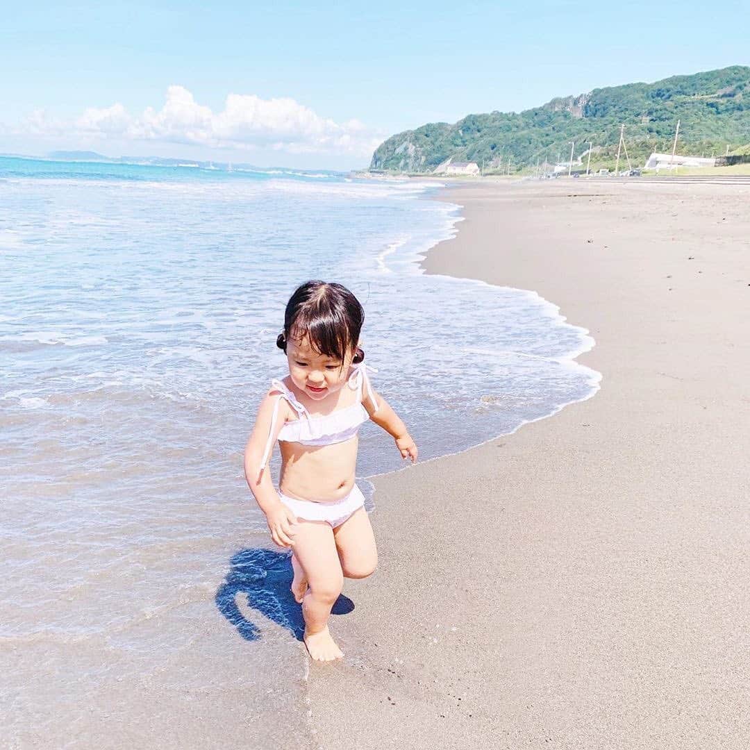 タビスルキッズのインスタグラム：「今週もよろしくお願いします😊 現在、「夏」を楽しんでいるお写真・動画を募集中です✨ 本日の #タビスルキッズ はこちら💕 📷@pipirokoryさん 🚩千葉県・安房郡「元名海水浴場」 🎙ご本人コメント 🏖summer vacation🏖 . 波と追いかけっこ♡ ぽっこりお腹が可愛いけど(←親バカ)、写真撮ったらすぐラッシュガード＋帽子姿に！ . 観光協会主催のじゃんけん大会があって、娘はコアラのマーチとオレンジジュース、パパはカップラーメンとポテトチップス、私はビール2本が当たりましたー‼︎ ﻿﻿﻿﻿﻿＊＊＊＊＊＊ 「波と追いかけっこ♡」かわいいですね😍 素敵なお写真ありがとうございます😊」