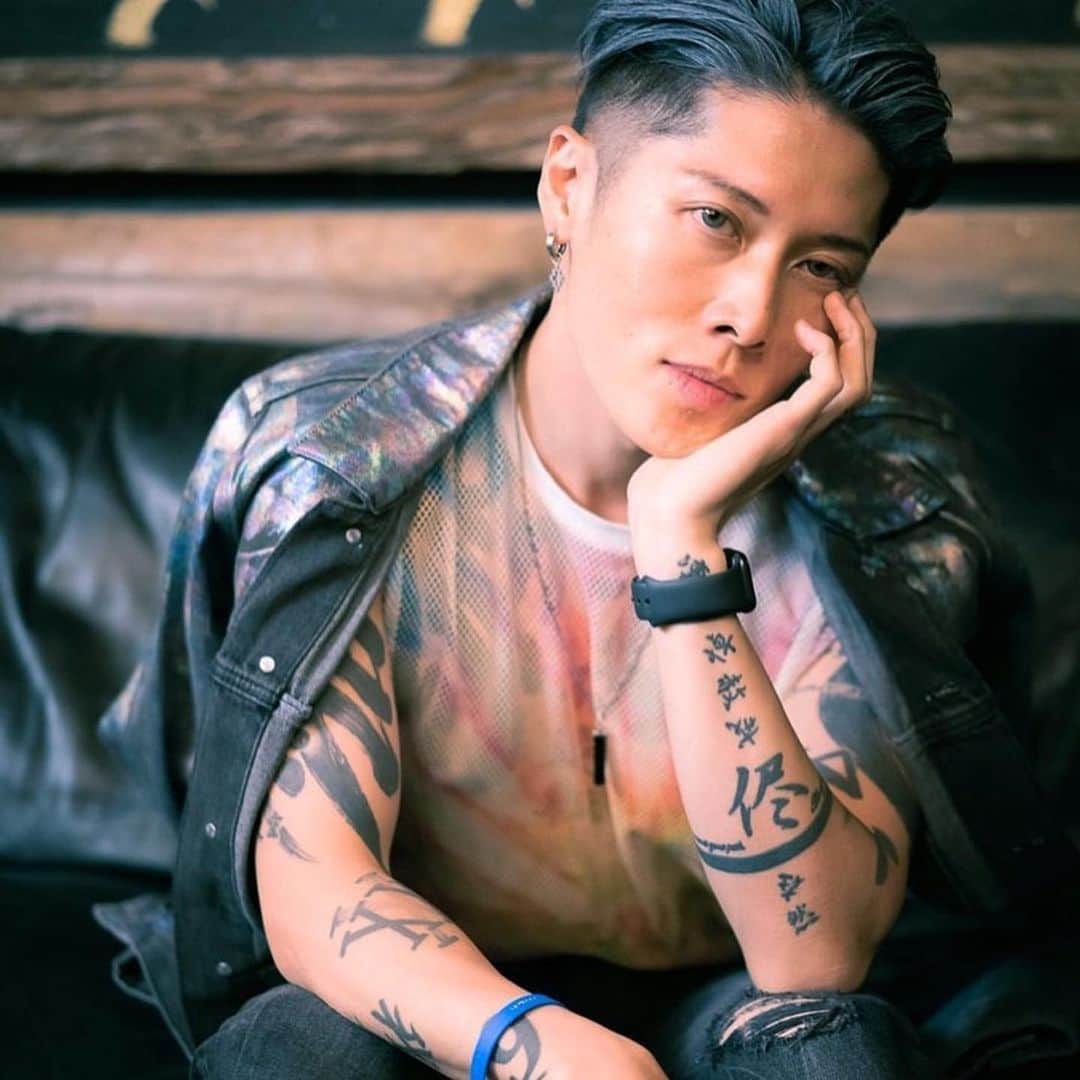 のインスタグラム：「Chicago, TONIGHT 😃😃🔥🎸 #NoSleepTillTokyo #Repost @miyavi_news 【Photo】 #repost @zb_images @bobo_drums and @miyavi_ishihara are super excited that I join back up with the team in Chicago tomorrow 😂 Chicago is almost like being home for me and I can’t wait to get back to creating with this crew! #tourphotographer #tourphotography #miyavi #bobo #chicago #mytypeoftown #hob #houseofblueschicago」