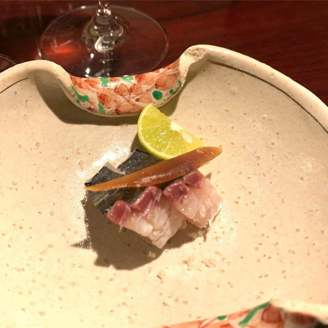 SPARAさんのインスタグラム写真 - (SPARAInstagram)「おへそさんのお料理が美味しすぎてお酒が進む進む♡♡♡ とにかく今回も大将のおもてなしに感動して、私にしては珍しく午前様。（いつもは早い時間に帰る人）  @oheso_tokinari  また近いうち予約させて頂きます♡ #おへそ#和牛と魚貝おへそ#浜松おへそ#浜松グルメ#絶品料理#おもてなし」8月13日 22時28分 - spara_aco
