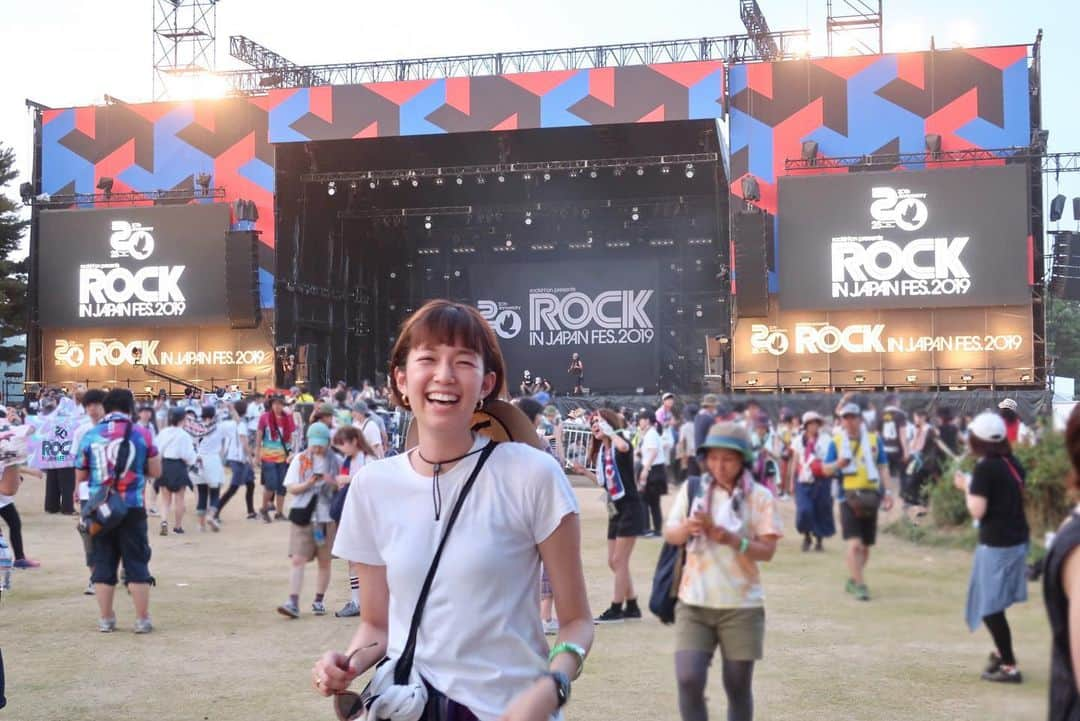 佐藤栞里さんのインスタグラム写真 - (佐藤栞里Instagram)「. ROCK IN JAPAN FES. 2019🌻  友人の好きな曲、 自分の好きな曲、 たまたま前にいた人の好きな曲。 イントロが流れたときの これは！と胸が高鳴るあの瞬間、 隣の人と顔を見合わせるあの瞬間がすごく好きです☘️ 大好きな曲も、聴きたかった曲も、懐かしい曲も。 青春がいっぱいだったな。 夏だなーー☺️🍉 #ロッキンにリトルトゥースTの男子がいたよ！ #最高にトゥース」8月13日 22時29分 - satoshiori727