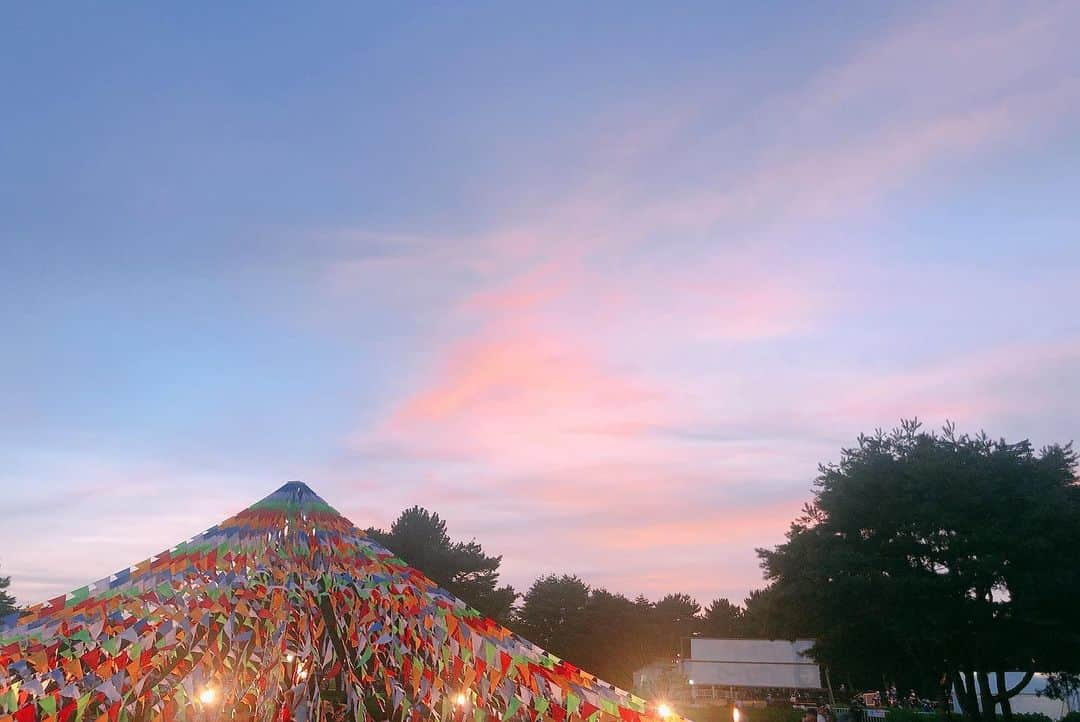 佐藤栞里さんのインスタグラム写真 - (佐藤栞里Instagram)「. ROCK IN JAPAN FES. 2019🌻  友人の好きな曲、 自分の好きな曲、 たまたま前にいた人の好きな曲。 イントロが流れたときの これは！と胸が高鳴るあの瞬間、 隣の人と顔を見合わせるあの瞬間がすごく好きです☘️ 大好きな曲も、聴きたかった曲も、懐かしい曲も。 青春がいっぱいだったな。 夏だなーー☺️🍉 #ロッキンにリトルトゥースTの男子がいたよ！ #最高にトゥース」8月13日 22時29分 - satoshiori727