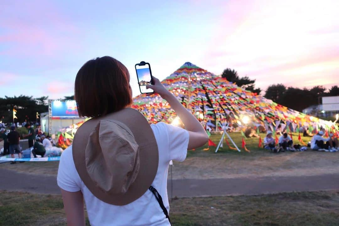 佐藤栞里さんのインスタグラム写真 - (佐藤栞里Instagram)「. ROCK IN JAPAN FES. 2019🌻  友人の好きな曲、 自分の好きな曲、 たまたま前にいた人の好きな曲。 イントロが流れたときの これは！と胸が高鳴るあの瞬間、 隣の人と顔を見合わせるあの瞬間がすごく好きです☘️ 大好きな曲も、聴きたかった曲も、懐かしい曲も。 青春がいっぱいだったな。 夏だなーー☺️🍉 #ロッキンにリトルトゥースTの男子がいたよ！ #最高にトゥース」8月13日 22時29分 - satoshiori727