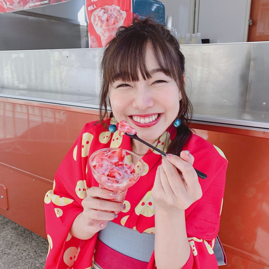 須田亜香里さんのインスタグラム写真 - (須田亜香里Instagram)「2019年8月9〜11日 幕張3日間、京都一日 . . 握手会の裏側 休憩時間は食べるかSNS用の写真か動画撮るかトイレ行くか . .  #握手会 #4日間  #浴衣 #私服 #交互  #かき氷 #けずりいちご #タピオカ  #息抜き #スイーツ  #妄想彼女動画 #手話動画 #タピオカ動画」8月13日 22時39分 - akarisuda