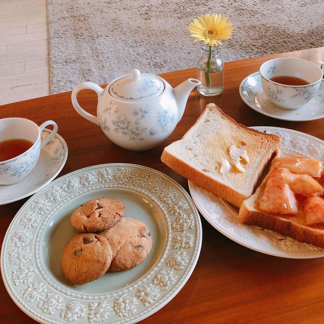 堀田ゆい夏さんのインスタグラム写真 - (堀田ゆい夏Instagram)「. おうちティーパーティー🌼  クッキー焼いて、  あとは桃を切って それをトーストにのせて...くれたけど  食パンのバターちょんちょんが謎w .  何やら美味しかったです😊 .  夏休みの人が多いのかな。 どこかいくのもよし 家にいるのもよし . 私は夏の夜、散歩するのが好きです  今日ものんびりリラックス🌱  #クッキー #おうちカフェ #夏休み#ボルテックス #今日も波動調整〜」8月13日 22時39分 - yuika_a0902