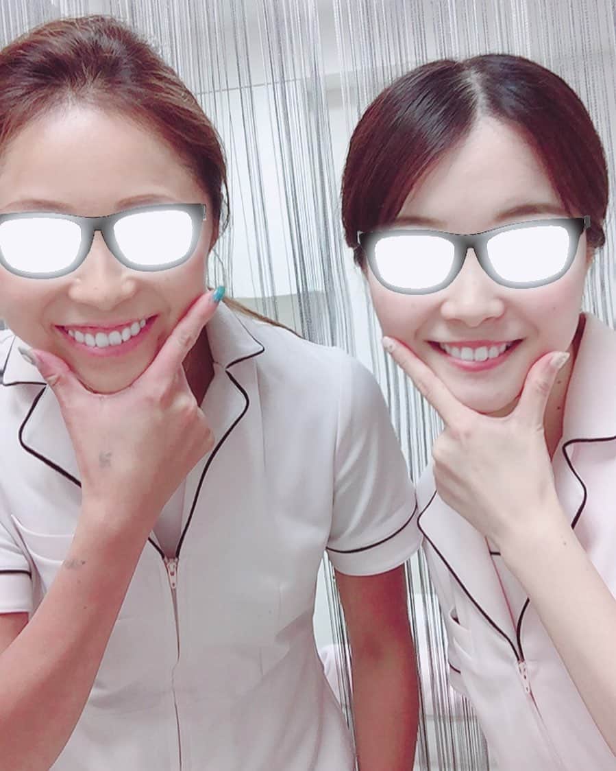 のインスタグラム：「* サングラス🕶をかけるこの季節🌻 人の視線は口元に👄集中します！！ 今日の写真もつい口元を見てしまいませんか？？笑 * * 「リップ💄を塗ると歯が黄色く見えます。」 と言われる方が多いです。 確かに。。 でも大丈夫、少しだけでも歯の色を整えてあげると CMで見たような口元が再現されます💋 * * 歯を白くすると ✨メイクが楽しくなるよ✨ ✨顔がパッと明るい印象になるよ✨ という事でまだ体験したことがない方には 是非オススメしたいです。 #セルフホワイトニング じゃなくて #オフィスホワイトニング しに来てくださいね👩🏻‍⚕️ この２つは薬剤の強弱ではなくて 根本的に #ホワイトニング の範囲が違います。 詳しくはまた今度お話しますね😉 * * #ホワイトニング渋谷 #ホワイトニング銀座 #ホワイトニング口コミ #ホワイトニング評判 #ホワイトニング初心者大歓迎 #他で白くならなかった人歓迎 #englishok #teethwhitening #dentalclinic #whitening #beauty #wedding #ウエコレ #メンズ美容 #銀座 #ginza #矯正 #歯が黄色いのが気になる #1回で白さがわかる #初めてのホワイトニング #女医 #ホワイトラボ東京」