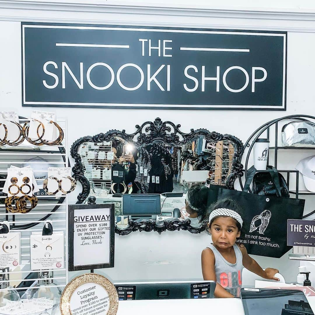 ニコール・ ポリッツィさんのインスタグラム写真 - (ニコール・ ポリッツィInstagram)「We have a new employee! @sissygiovanna @thesnookishop #MAWMA」8月13日 22時40分 - snooki