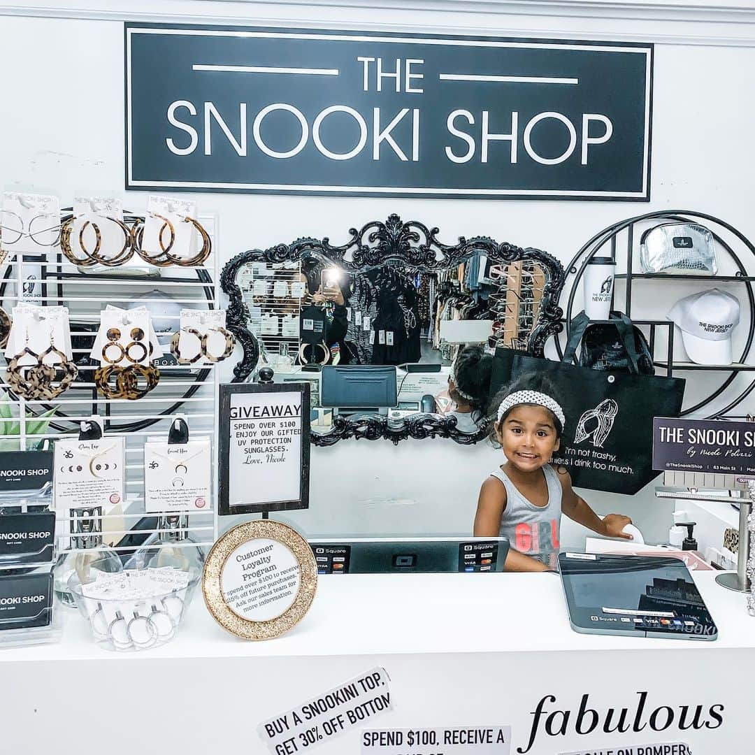 ニコール・ ポリッツィのインスタグラム：「We have a new employee! @sissygiovanna @thesnookishop #MAWMA」