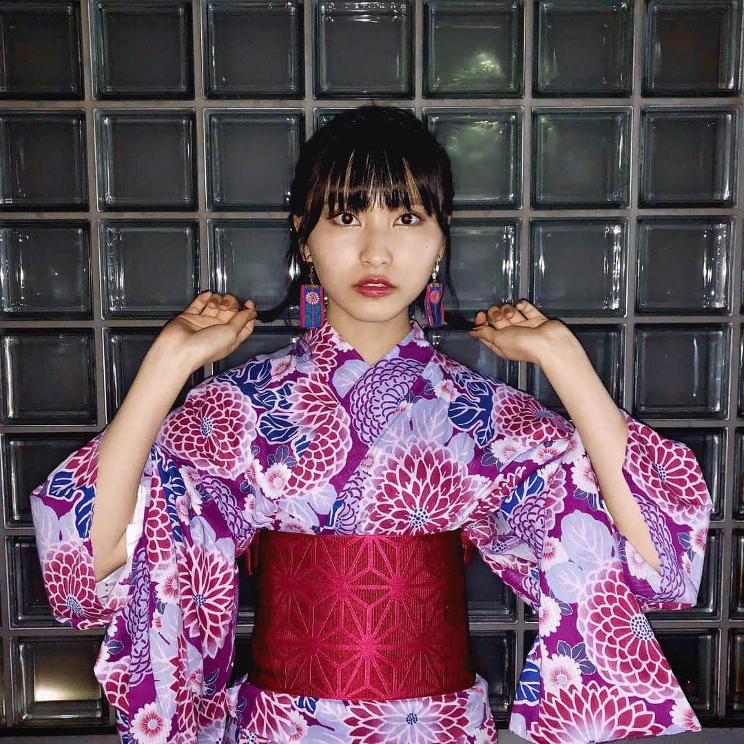 のインスタグラム：「間  三つ編みはやっぱり幼さが残るね。 子供らしい三つ編みと 大人っぽいイヤリングで19歳感だ〜 なんて考えて決めたよ  浴衣の投稿もこれで終わり。 付き合ってくれてありがとう  握手会9月からも楽しみに待ってるね✨  #浴衣 #浴衣コーデ #浴衣祭り  #三つ編みアレンジ #ヘアアレンジ」