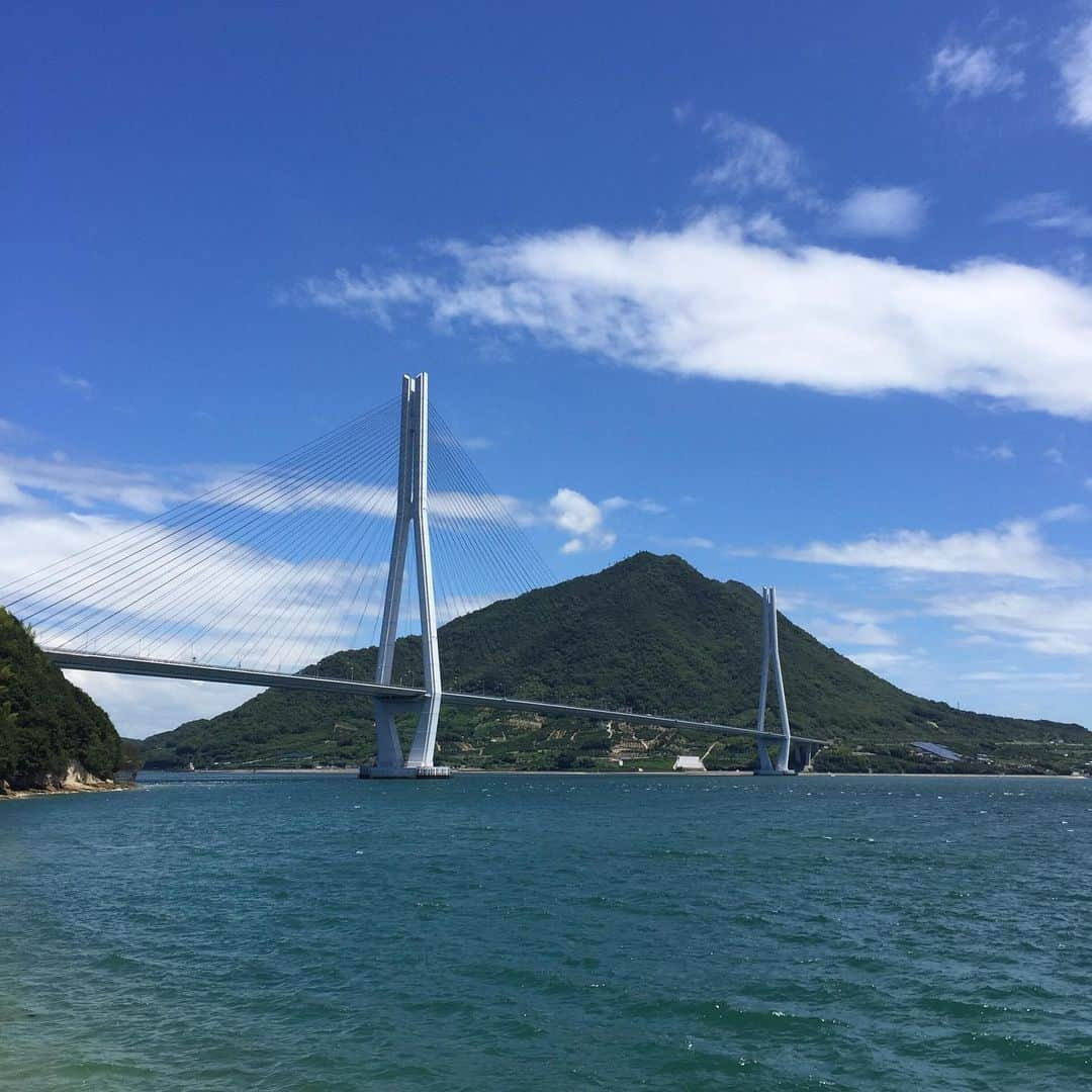 氏家恵さんのインスタグラム写真 - (氏家恵Instagram)「松山からしまなみ海道を通って広島〜岡山へ。  #しまなみ海道 ほんと素晴らしい！ 海の美しさよ✨✨✨ 台風接近のため、予定を前倒しして #岡山駅 から #新幹線  で帰りました。  昨年やった舞台「楽屋」で女優Ａが旅公演で食べ過ぎてマクベス夫人の代役をやるチャンスを逃した「ままかり」を発見！やけに感動して写真撮りました&お土産に酢漬け買いました。  女優Ａ「だって、ままかりってとっても美味しいんだから〜」🐟🐟🐟 これで高知への帰省はおっしまい！！」8月13日 22時36分 - ujiiemegumi