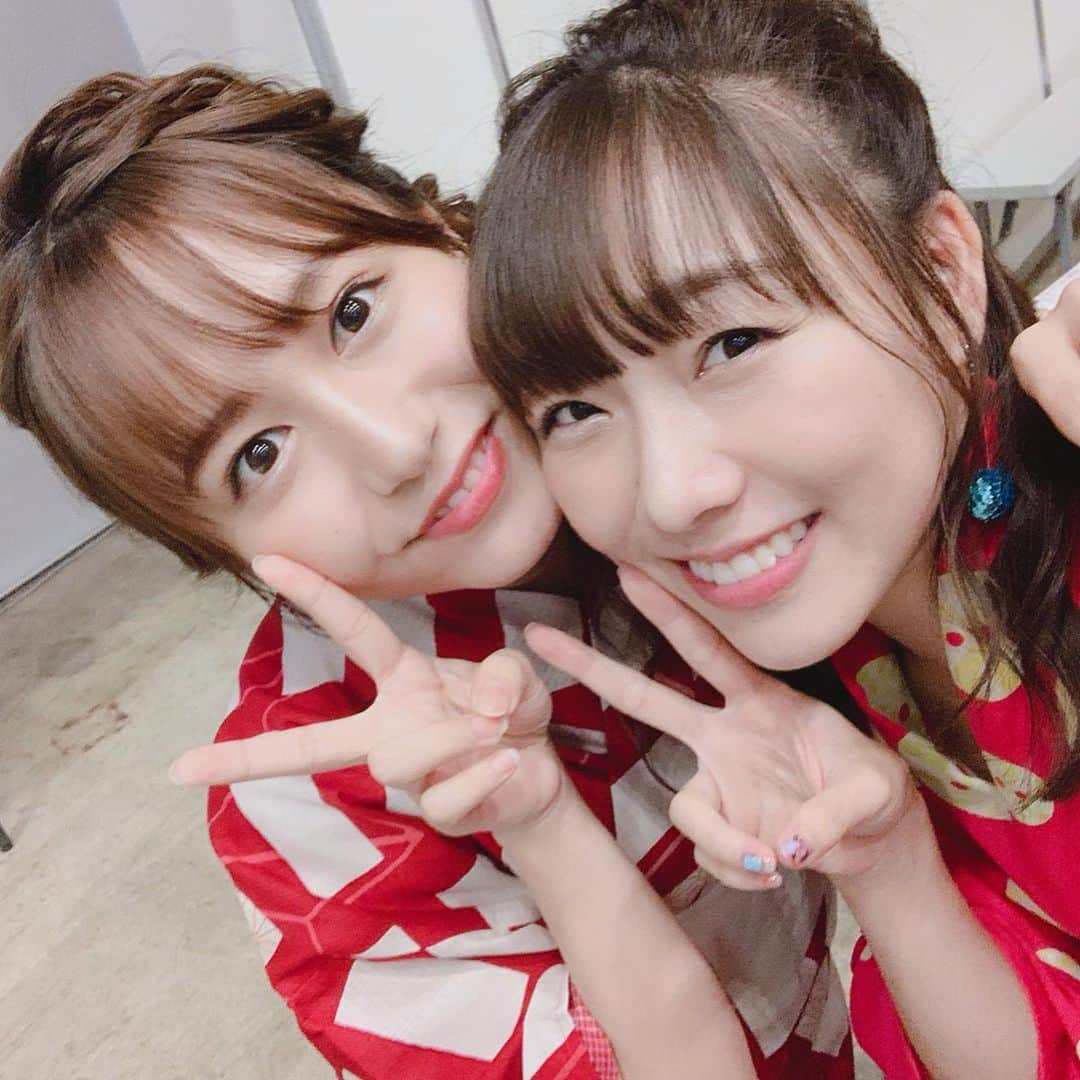 須田亜香里さんのインスタグラム写真 - (須田亜香里Instagram)「2019年8月9〜11日 . . 4日間の握手会 楽屋でも愛されていると感じた 写真&動画まとめ . . ①髪型が偶然お揃い？とおもったら ②意図的にパクられてた ③須田の写真撮りながらニヤける野々垣 ④その後ろで楽しむ井田 ⑤⑥髪型がたまたま私とお揃いのなるぴーを巻き込む須田 ⑦写真集の発売PRで 毎回私の写真集 #可愛くなる方法 の 爆死で笑いを取り 着々と写真集 #本当の意味で大人になるということ を売り上げる大場 ⑧⑨ぴよす ⑩ぴよすに怒る須田動画 . .  #握手会 #楽屋 #愛されてる感  #浴衣 #ヘアアレンジ #まとめ髪 #ハーフアップお団子  #須田会 #1周年  #まとめると #皆大好き #ありがとう」8月13日 22時38分 - akarisuda