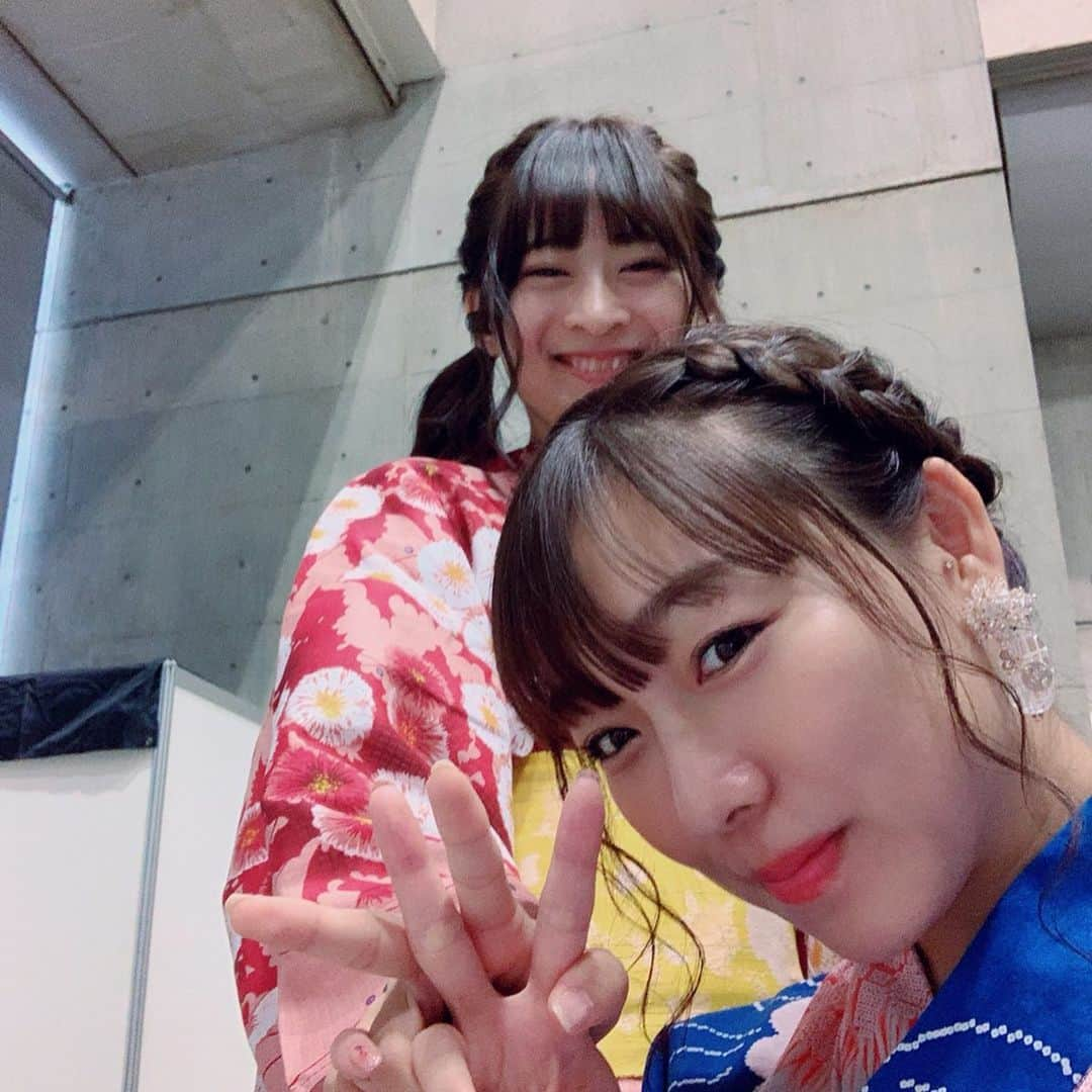 須田亜香里さんのインスタグラム写真 - (須田亜香里Instagram)「2019年8月9〜11日 . . 4日間の握手会 楽屋でも愛されていると感じた 写真&動画まとめ . . ①髪型が偶然お揃い？とおもったら ②意図的にパクられてた ③須田の写真撮りながらニヤける野々垣 ④その後ろで楽しむ井田 ⑤⑥髪型がたまたま私とお揃いのなるぴーを巻き込む須田 ⑦写真集の発売PRで 毎回私の写真集 #可愛くなる方法 の 爆死で笑いを取り 着々と写真集 #本当の意味で大人になるということ を売り上げる大場 ⑧⑨ぴよす ⑩ぴよすに怒る須田動画 . .  #握手会 #楽屋 #愛されてる感  #浴衣 #ヘアアレンジ #まとめ髪 #ハーフアップお団子  #須田会 #1周年  #まとめると #皆大好き #ありがとう」8月13日 22時38分 - akarisuda