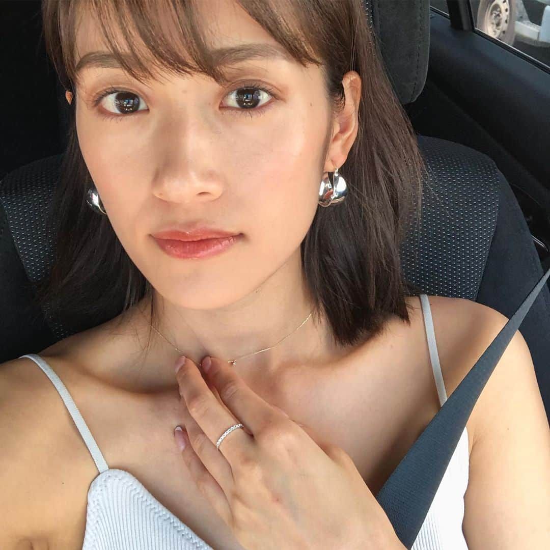 川口優菜さんのインスタグラム写真 - (川口優菜Instagram)「. 季節によって肌質が変わるので、 下地作りのアイテムを質感別に選んで最近たどり着いた組み合わせがこれ💁‍♀️💁‍♀️💁‍♀️ . 特に @maccosmeticsjapan のストロボクリームと @armanibeauty のmaestro UVは2回塗り!! . テッカテカにしてから、 カバー力が高い @chanel.beauty のリキッドファンデージョンを指で塗る🕺🏼🕺🏼(スポンジだとつき方がなんか違う😄) . この組み合わせは、夏の日焼け肌でもツヤ肌が保てる🥺❤️あとやっぱりパックは大事！冬と夏は肌の水分量が変わりやすい😱」8月13日 22時39分 - yuna.kawaguchi