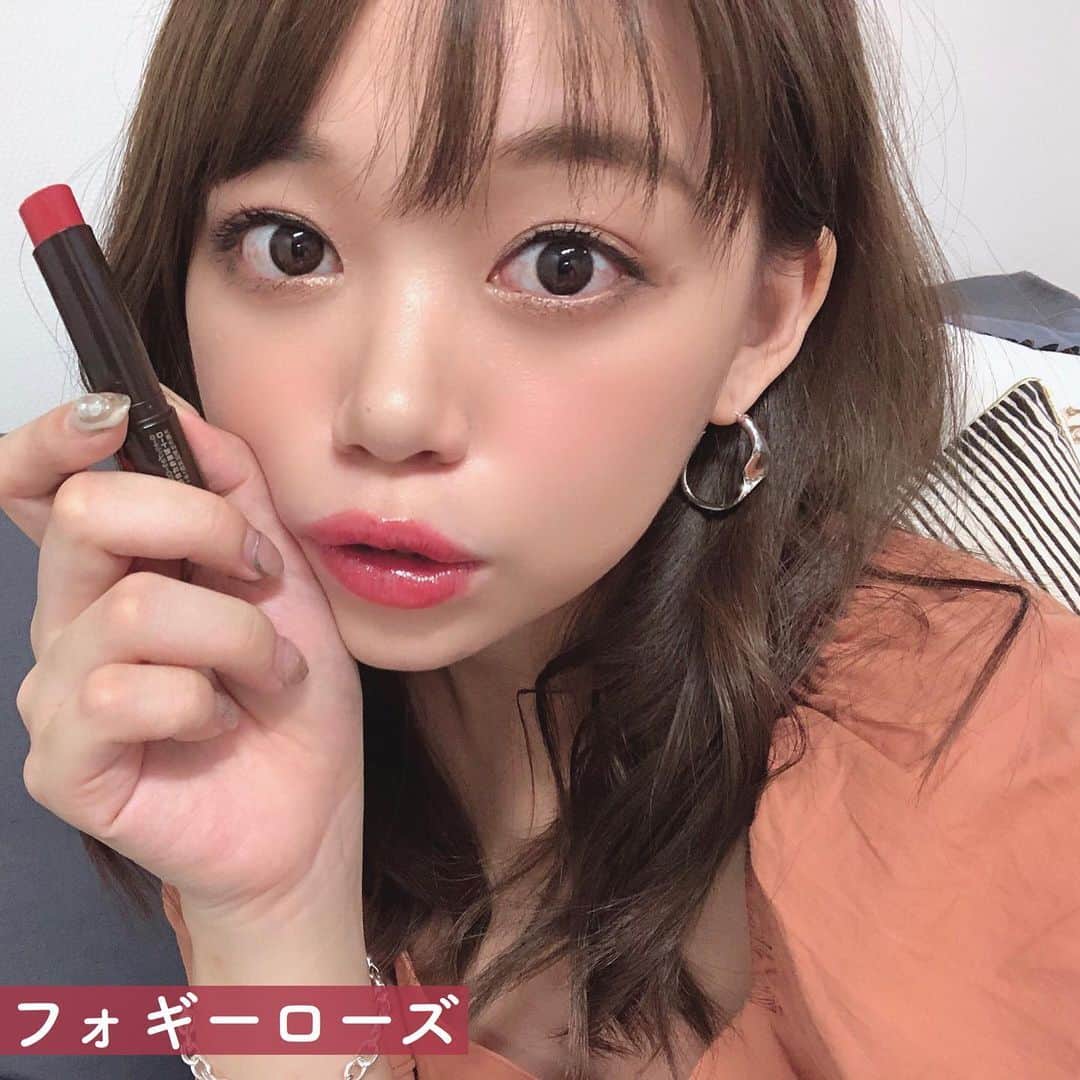 瀬賀しお（せがしぃ）さんのインスタグラム写真 - (瀬賀しお（せがしぃ）Instagram)「最近よくつけてて、皆さんからも可愛い！と言っていただけるうるうるリップは リップザカラーのものです☺️💋💋 ほんのり色付くタイプで大人っぽい唇になるの とにかくみずみずしいリップなのに色持ちが良くてもう手放せません✨ . お気に入りカラーは1枚目でもつけている 新色のキャメルブラウン🧡 深みのある赤みブラウンで肌に馴染みやすいし、色っぽい感じがタイプ！！ 大人になるとこういった深みのあるカラーが好きになるなぁ🌟 どんなメイクにもコーデにも合わせやすくて とにかくヘビロテしております❤️ . あとはフォギーローズも女性らしさがあって愛用中😚💕 . まさかの600円くらいで買えるプチプラリップなのに優秀すぎるから 何色か持ってたらその日の予定に合わせて使い分けられます✨ . #リップザカラー #リップティント #スナップミー #ポーチの中身 #キャメルブラウン #はじめてのブラウンリップ #ロート製薬_PR」8月13日 22時39分 - segashiori