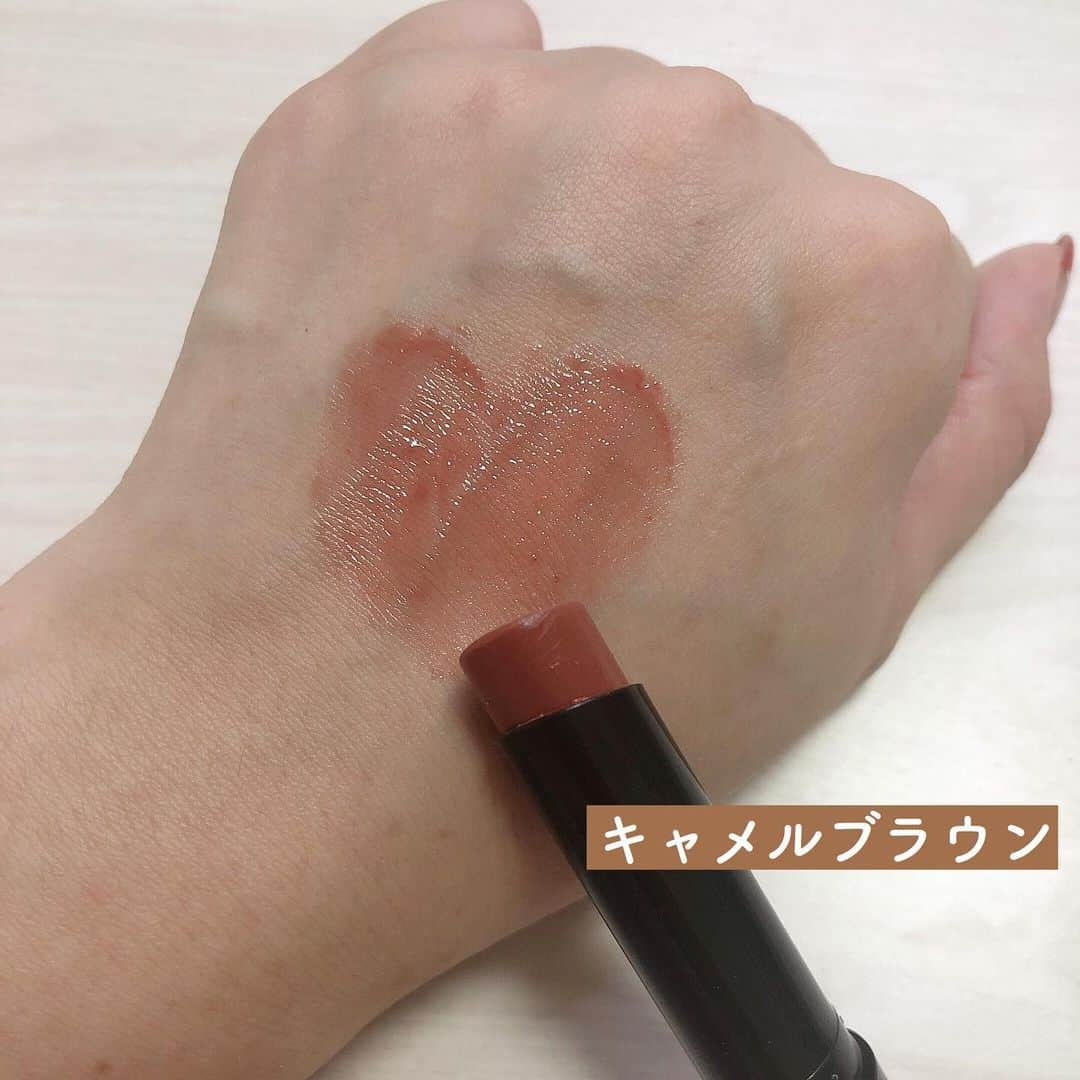 瀬賀しお（せがしぃ）さんのインスタグラム写真 - (瀬賀しお（せがしぃ）Instagram)「最近よくつけてて、皆さんからも可愛い！と言っていただけるうるうるリップは リップザカラーのものです☺️💋💋 ほんのり色付くタイプで大人っぽい唇になるの とにかくみずみずしいリップなのに色持ちが良くてもう手放せません✨ . お気に入りカラーは1枚目でもつけている 新色のキャメルブラウン🧡 深みのある赤みブラウンで肌に馴染みやすいし、色っぽい感じがタイプ！！ 大人になるとこういった深みのあるカラーが好きになるなぁ🌟 どんなメイクにもコーデにも合わせやすくて とにかくヘビロテしております❤️ . あとはフォギーローズも女性らしさがあって愛用中😚💕 . まさかの600円くらいで買えるプチプラリップなのに優秀すぎるから 何色か持ってたらその日の予定に合わせて使い分けられます✨ . #リップザカラー #リップティント #スナップミー #ポーチの中身 #キャメルブラウン #はじめてのブラウンリップ #ロート製薬_PR」8月13日 22時39分 - segashiori