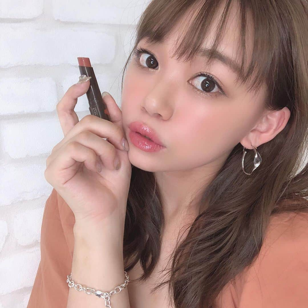 瀬賀しお（せがしぃ）さんのインスタグラム写真 - (瀬賀しお（せがしぃ）Instagram)「最近よくつけてて、皆さんからも可愛い！と言っていただけるうるうるリップは リップザカラーのものです☺️💋💋 ほんのり色付くタイプで大人っぽい唇になるの とにかくみずみずしいリップなのに色持ちが良くてもう手放せません✨ . お気に入りカラーは1枚目でもつけている 新色のキャメルブラウン🧡 深みのある赤みブラウンで肌に馴染みやすいし、色っぽい感じがタイプ！！ 大人になるとこういった深みのあるカラーが好きになるなぁ🌟 どんなメイクにもコーデにも合わせやすくて とにかくヘビロテしております❤️ . あとはフォギーローズも女性らしさがあって愛用中😚💕 . まさかの600円くらいで買えるプチプラリップなのに優秀すぎるから 何色か持ってたらその日の予定に合わせて使い分けられます✨ . #リップザカラー #リップティント #スナップミー #ポーチの中身 #キャメルブラウン #はじめてのブラウンリップ #ロート製薬_PR」8月13日 22時39分 - segashiori