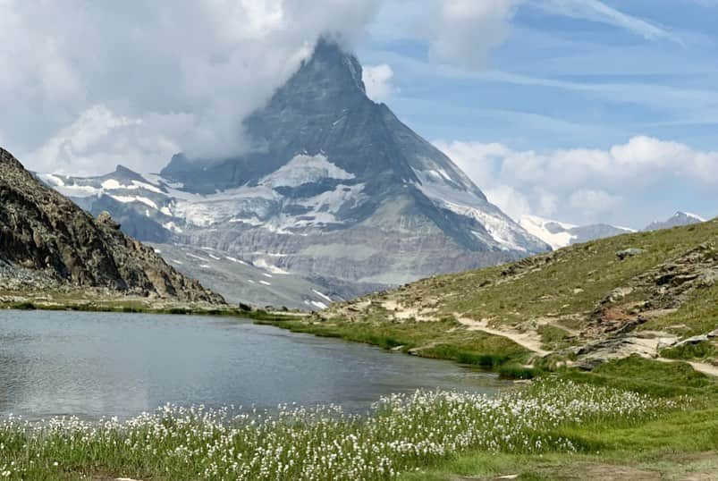 端田三奈未さんのインスタグラム写真 - (端田三奈未Instagram)「📍Matterhorn Switzerland﻿ ﻿ 逆さマッターホルンは見れなかったけど、さんむい中りんごかぶりつきながら歩く時間は楽しすぎた🍎﻿ #スイスのリンゴ毎日どこでもかじってました。 #今日も日本でかじりました。 ﻿ ﻿ ﻿ ﻿ ﻿ ﻿ ﻿ ﻿ ﻿ ﻿  #zermattswitzerland」8月13日 22時39分 - scr_mi