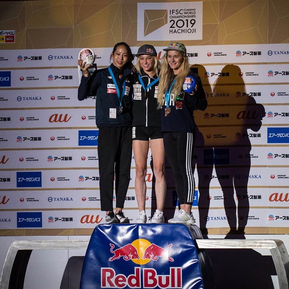 シャウナ・コックジーさんのインスタグラム写真 - (シャウナ・コックジーInstagram)「Day 3 - Women’s Boulder Finals. 6 competitors. 4 boulders. 2 minutes observation per boulder. 4 minutes to attempt each boulder. •  I GOT A BROZE MEDAL! Ahhh! So psyched! • Wow! I honestly did not expect this. I don’t know what to say and not much time to think about it because tomorrow it’s Lead World Championships qualification. •  Photo @bandofbirds for @gb_climbing」8月13日 22時39分 - shaunacoxsey