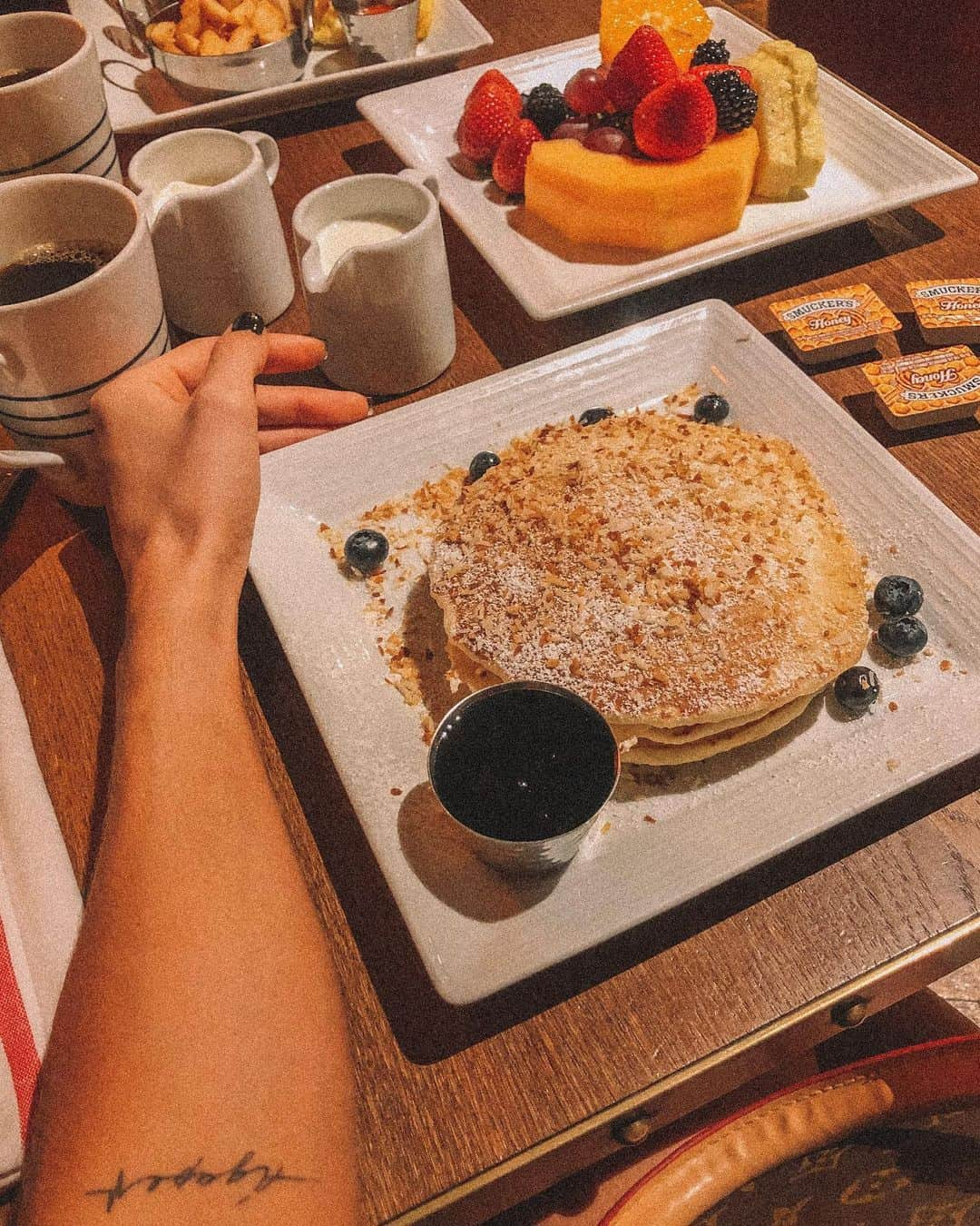 Tatiele Polyanaさんのインスタグラム写真 - (Tatiele PolyanaInstagram)「Good morning Guys 💜 Breakfast de rexpeitooooo, pq eu mereçoooooo .! 😋😜 PRO x Noivinha 💍🏆」8月13日 22時49分 - tatielepolyana