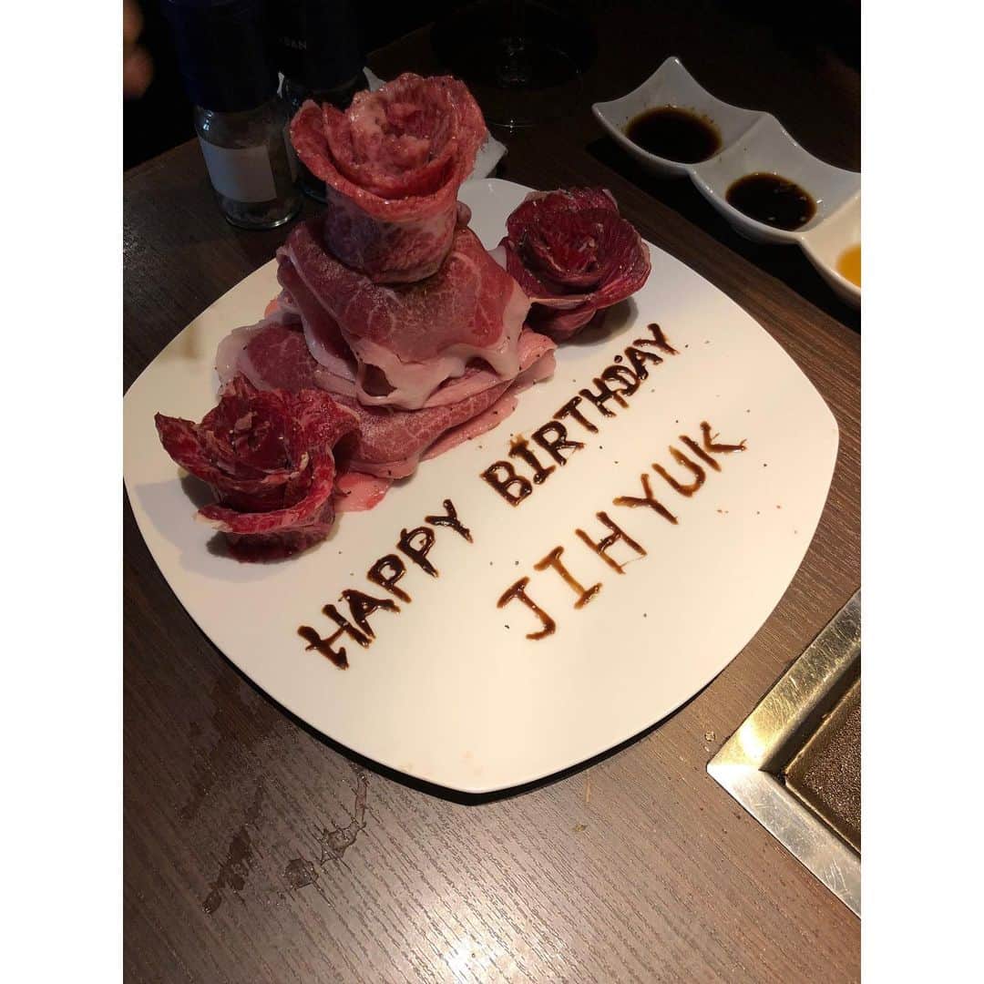 ジヒョク のインスタグラム：「늦은 생일 파티 고마웠어 !!!」