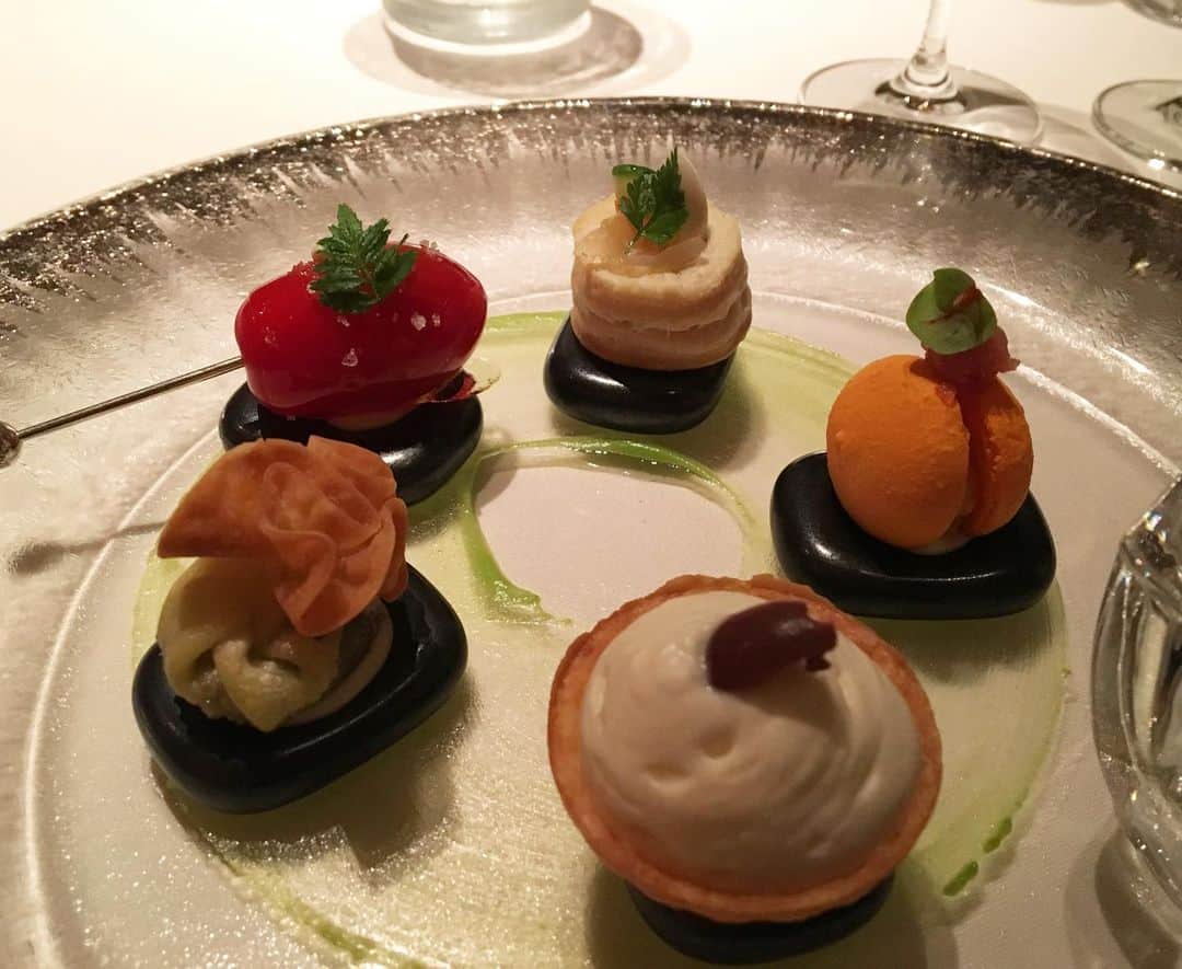 InterContinental Tokyo Bayさんのインスタグラム写真 - (InterContinental Tokyo BayInstagram)「. ラ・プロブァンスの全コースで提供している、パレット・アート・オードブルは、芸術家が愛した南仏プロヴァンスより五種の味覚を表現🎨  夏の味覚として、手前から時計回りで 塩味:オニオン・アンチョビオリーブのタルト 苦味:ポワロー・フダンソウ リコッタチーズのスナック 甘味:トマトのキャラメリーゼ カマルグ塩との調和 酸味:ニース風サラダのタルト 旨味:メロンと生ハムのマカロン  季節ごとにフォトジェニックな五種の味覚をお届けいたします😋  #intercontinental #intercontinentaltokyobay #ホテルインターコンチネンタル東京ベイ #インターコンチネンタル東京ベイ #ラプロヴァンス #laprovence #パレットアートオードブル #🎨 #五種の味覚 #フランス料理 #ホテルランチ #ホテルディナー  #女子会 #フォトジェニック #東京グルメ」8月13日 22時49分 - intercontitokyobay