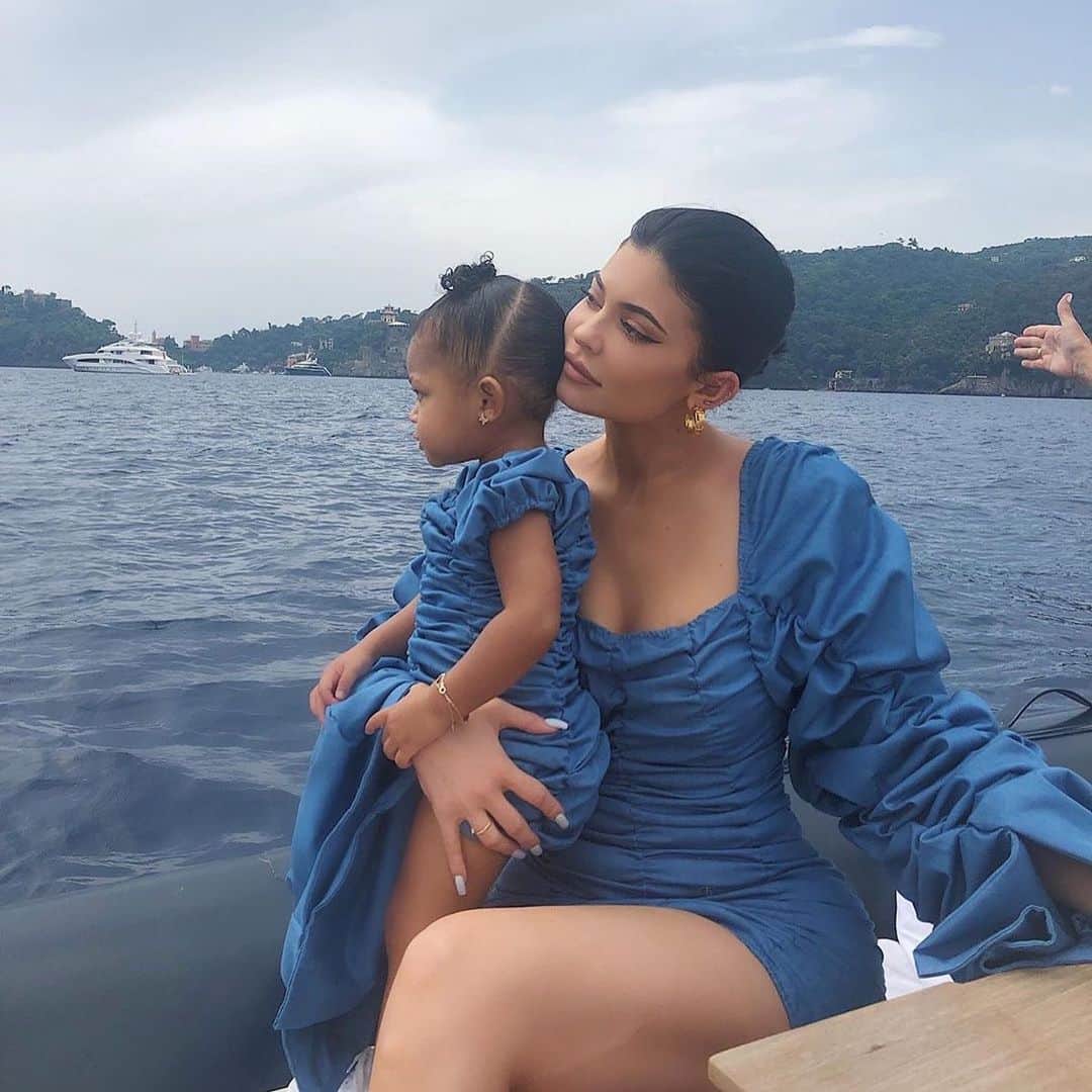 People Magazineさんのインスタグラム写真 - (People MagazineInstagram)「Just some adorable photos of Kylie Jenner and Stormi twinning on their vacation in Italy 😍 | #regram @kyliejenner」8月13日 22時46分 - people