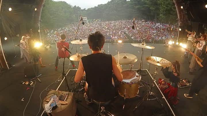 Bunta のインスタグラム：「ロッキンのTEAM SHACHIでやった8小節のソロ♨️🥁♨️ ちょうど10秒だったからトライ🔥  #teamshachi #teamshachiと書いてシャチと読みます #thestarbems #ryumatsuyama #totalfat #10秒ドラムソロ選手権 #myroland」
