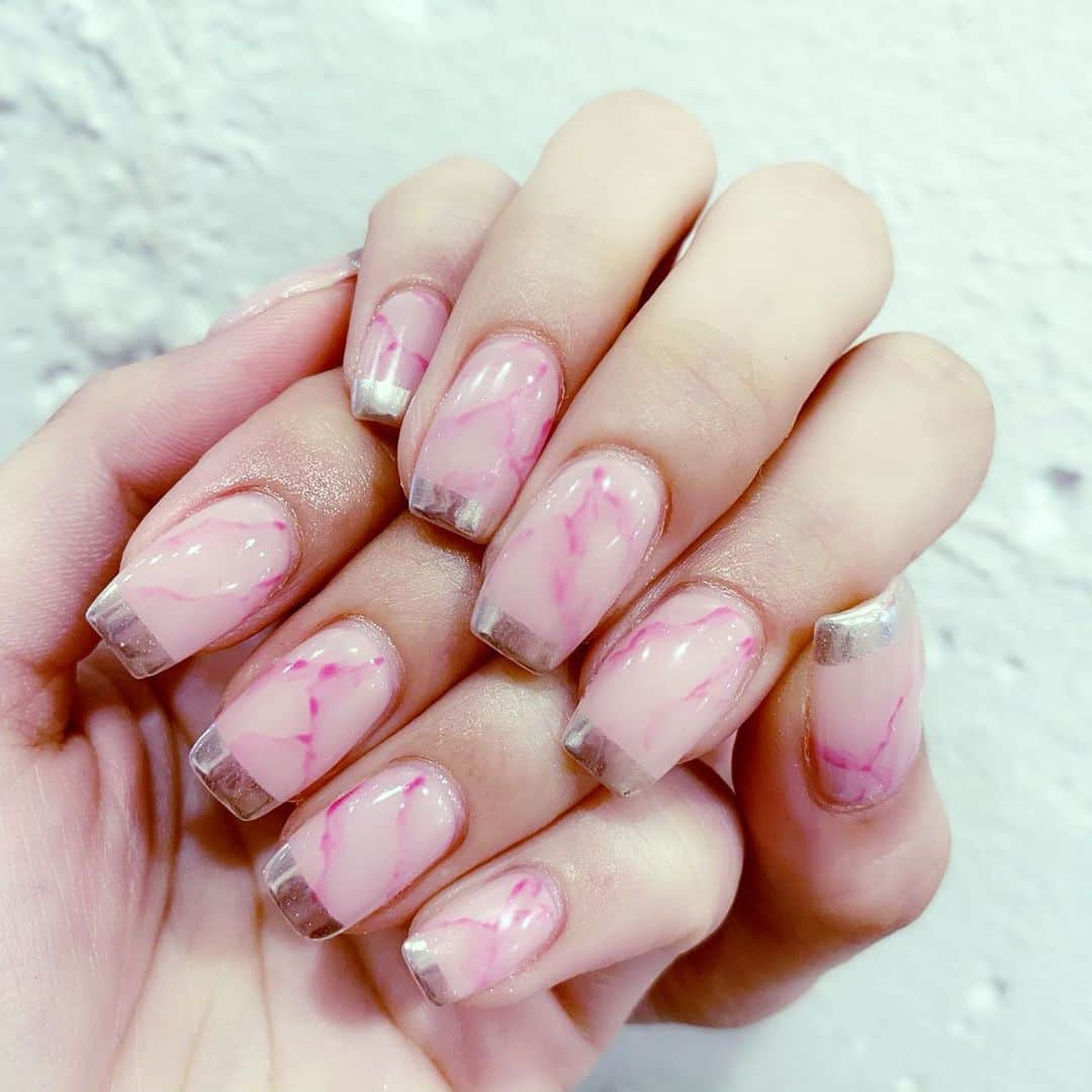 サキ吉さんのインスタグラム写真 - (サキ吉Instagram)「ネイルチェンジ💅💗 ． 久しぶりのスクエア🙆‍♀️❣️ 好きなネイリストさんのデザイン真似してみた✨ ． ことこさん( @lapis_kotoko )いつもありがとうございます💕 ． 【❥➟Special.coupon*】 私のSNSを見ました！で、 ワンカラー、ラメグラデ→✧¥5,500✧ カラーグラデーション→✧¥6,000✧ GELやり放題→✧¥9,500✧ ． ❤︎オフ無料！コーティング込み！ (※ご新規様のみご利用可能です) ． 担当⋆kotoko⋆さんの instagram ( @lapis_kotoko ) Twitter ( @lapis_kotoko ) ． foot担当 ( @lapis_yui )さん ． *お問い合わせ&ご予約* (☎︎)︎03-5489-5550 住所 〒150-0042 東京都渋谷区宇田川町34-6 M&Iビル B1F ． ❤︎ホットペッパー予約❤︎ https://beauty.hotpepper.jp/kr/slnH000253933/?vos=cpahpbprosmaf131118006 ． #ネイル #スクエアネイル #大理石ネイル #ニュアンスネイル #ミラーネイル #nailart  #lapis  #フットネイル」8月14日 9時43分 - sakikichi1201